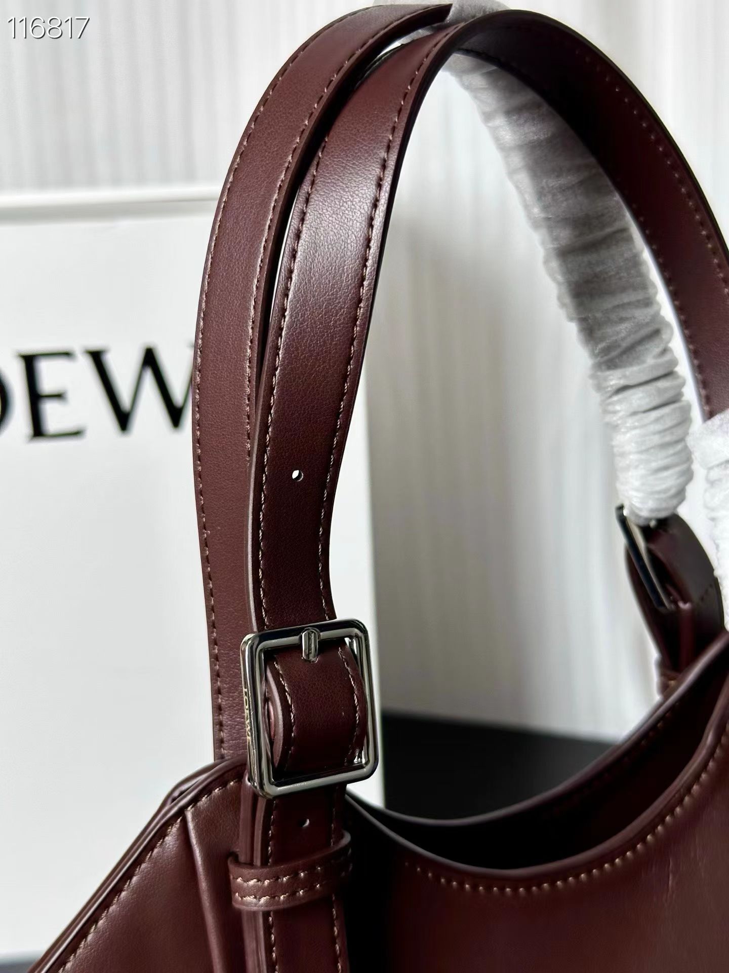 💰230包邮❗ LOEWE|松弛感大包 Hammock Flip吊床包 Hammock的升级版来咯 变得更时髦 更松弛了 肩带部分可以调节为腋下hobo背法 调短手拎也很方便☕️ 容量可以放下一个iPad Pro 出差 通勤没有问题 15x22.5x22cm:15x22.5x22cm 款号:7079 ❌不退不换慎重下单❌