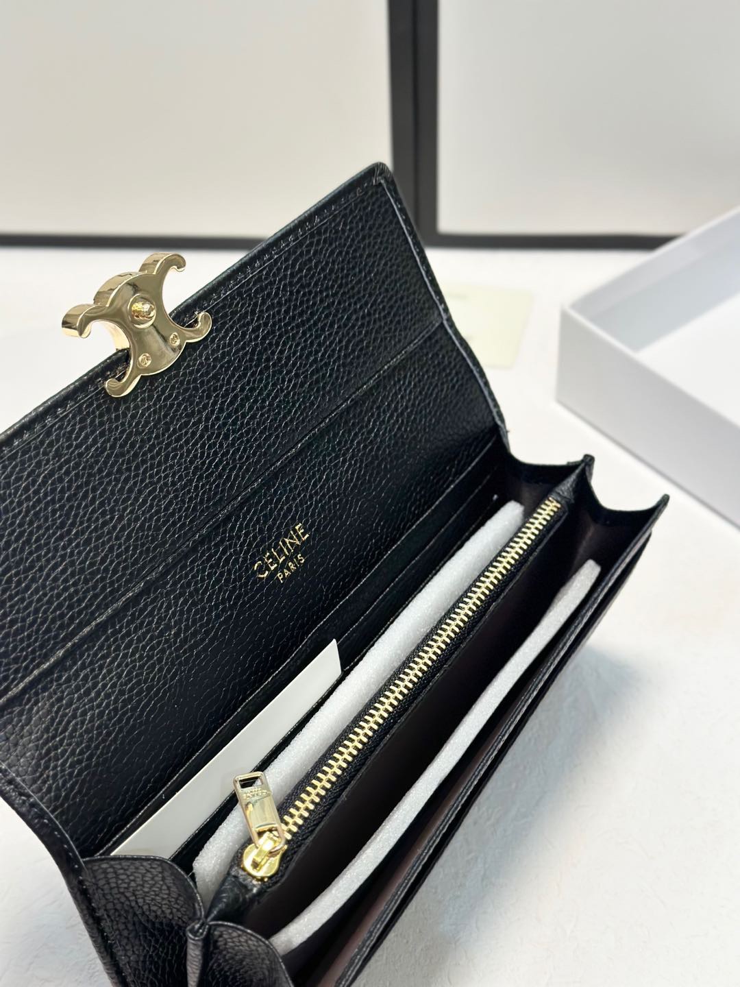 P95🎀🎀颜色 黑🎀尺寸 19x10🎀赛琳爆款牛皮两折钱包🔥款式经典做工精细耐磨耐用手感极佳❤️