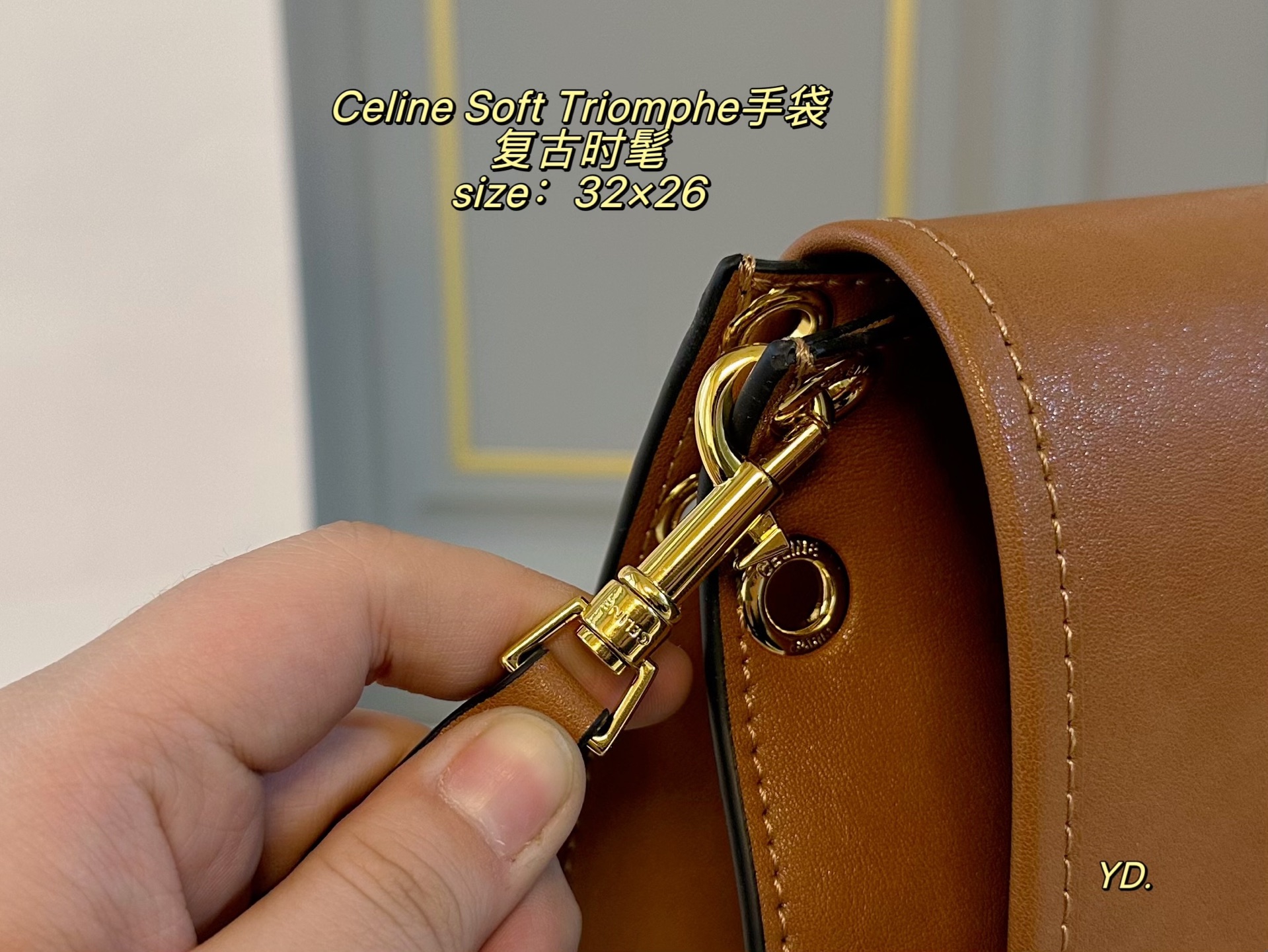 P210（折叠盒） size：32&times;26 Celine 赛琳新款Soft Triomphe 手袋💕 圆弧形底部造型，俏皮可爱！ 金属凯旋门吸扣开合，质感高级～ 肩带可调节，斜挎or单肩随心切换 法式慵懒风轻松拿捏，复古又时髦🆒