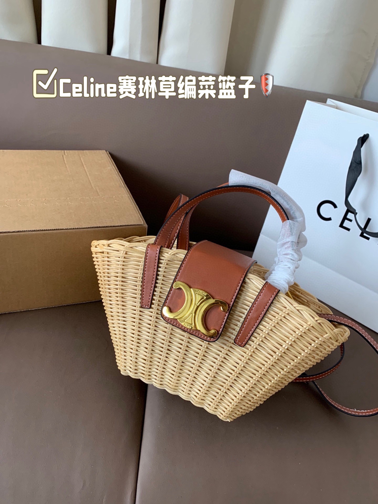 P155 Celine赛琳草编菜篮子 这款编织菜篮子 实在抵挡不住他的诱惑了好看的文艺风来啦～样子真的让人无数次心动 尺寸13*15飞机盒