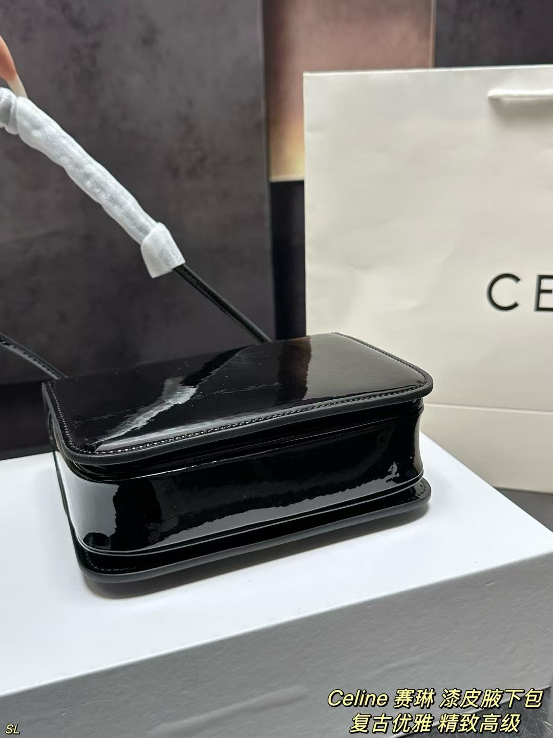 P145 配盒 Celine 赛琳 漆皮腋下包 精致百搭又能装，无论是重要场合还是日常通勤，都能完美适配！ 尺寸：18.5*14CM
