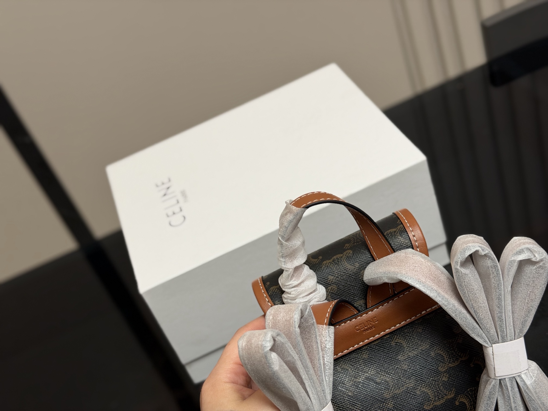 &yen;140 配折叠盒 size：18.20cm 赛琳 双肩包配牛皮 新品迷你来咯～ 高颜值皮扣设计太给力了