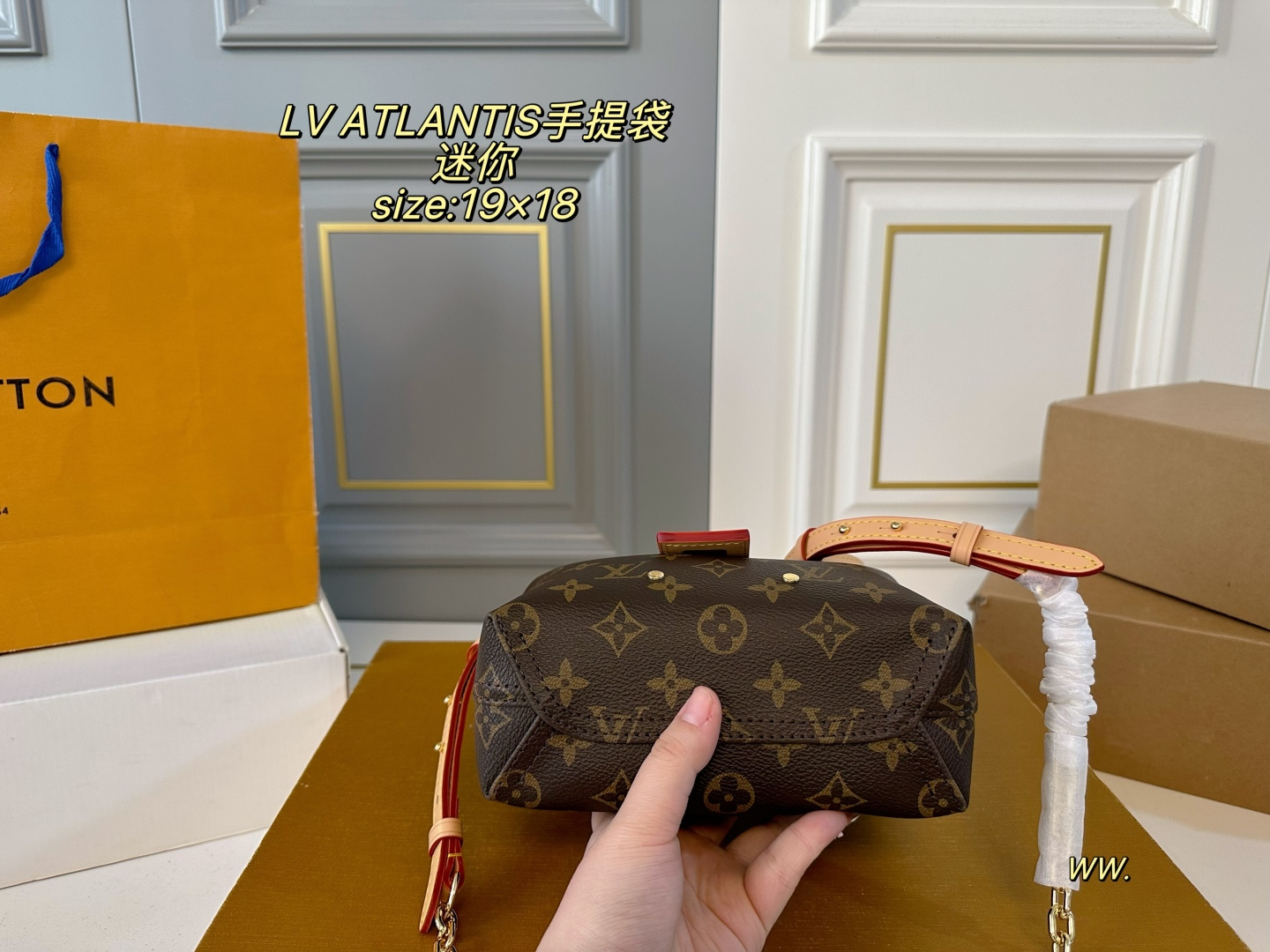 P170 迷你（折叠盒飞机盒） size：19&times;18 LV路易威登ATLANTIS菜篮子手提袋💕 今年的秀场款！非常🆒 小巧可爱，适合小个子女生！ 自带皮肩带，可挽🉑️背～ 运动、休闲，🉑️爱气息都能搭✅