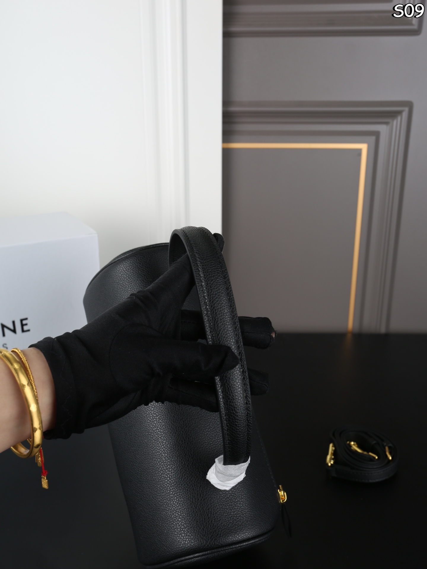 P155 折叠盒 CELINE赛琳 Triomphe CYLINDER 圆筒包 手提包 CELINE家族新成员 CYLINDER圆柱体手提包 轻便舒适 经典配色 🉑手拎🉑肩背 简直是深得我心 自重特别轻便的同时包型也都别出心裁 像这款长手柄的CYLINDER我都能想象到秋冬了手腕在驼色羊绒大衣上会有多么的精彩绝伦 尺寸：26&times;13