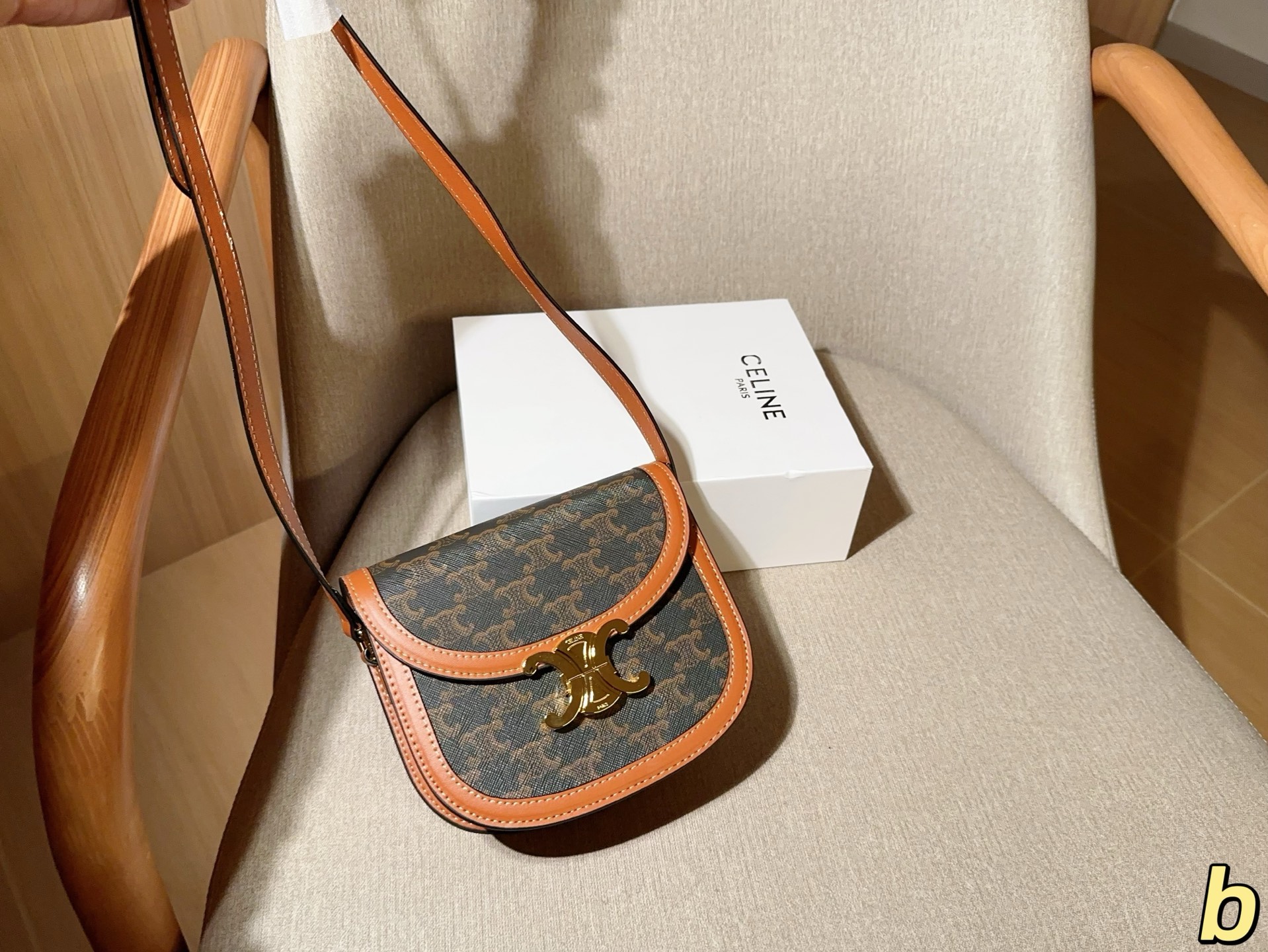 💰140 Celine/赛琳 经典半圆马鞍包 尺寸18&times;15&times;5 礼盒包装🎁