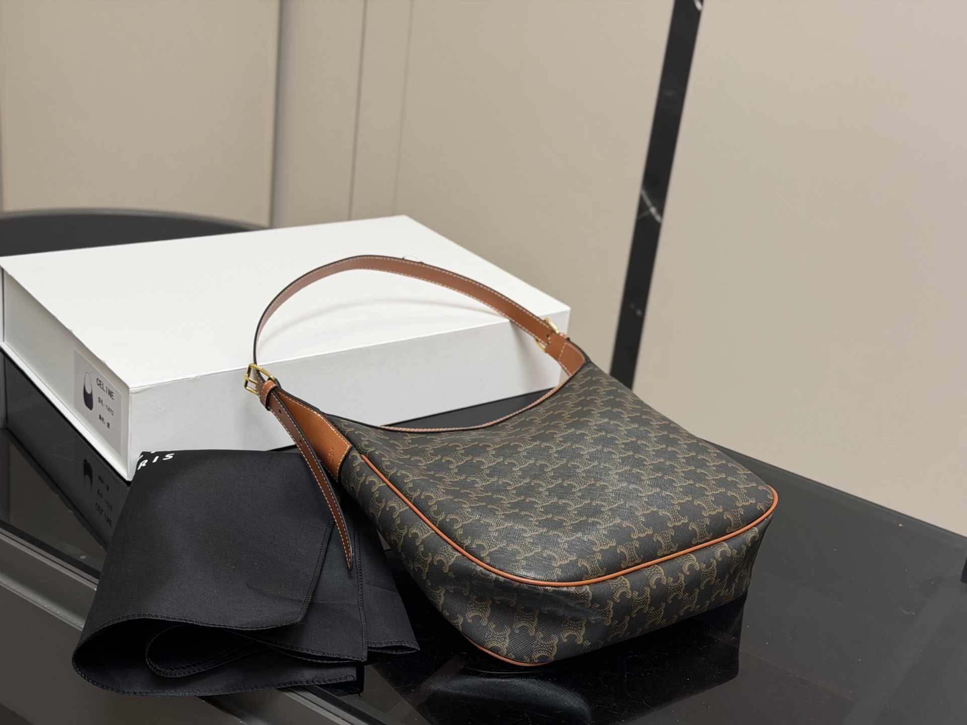 &yen;185 配折叠盒 size：29.27cm celine 赛琳新品发布hobo腋下托特 延续凯旋门 复古斜挎 ， 耐看经典一点都不老