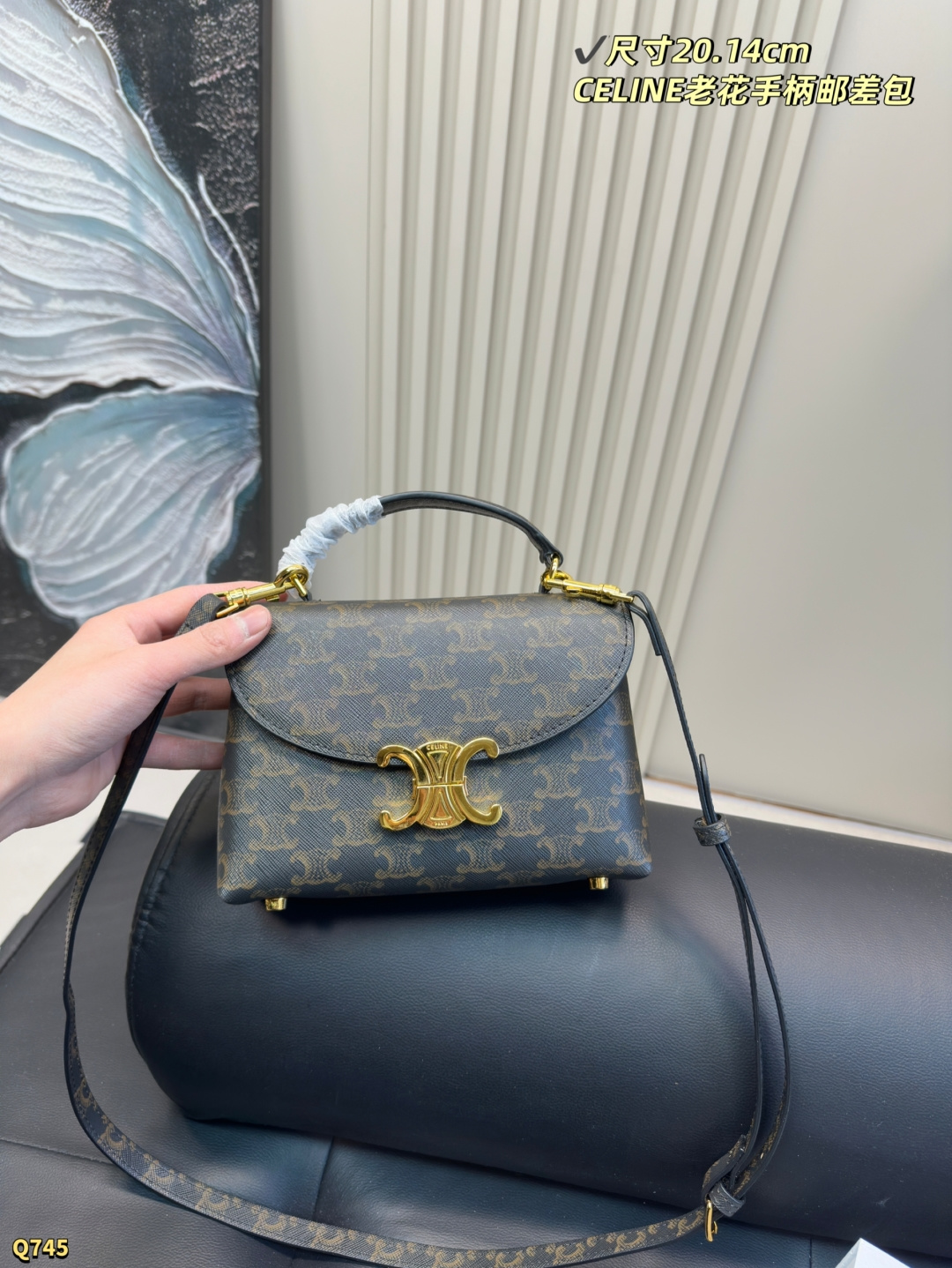 💰175配折叠盒 尺寸20.14cm 赛琳CELINE ｜老花NINO小号 经典元素：老花图案 复古与现代感兼具，辨识度高 相对于其它品牌的老花 Celine更低调跟年轻时髦 老花：帆布涂层 好处：轻便耐磨 防水 防刮蹭 护理简单 佩戴方式：手拿 斜挎 单肩