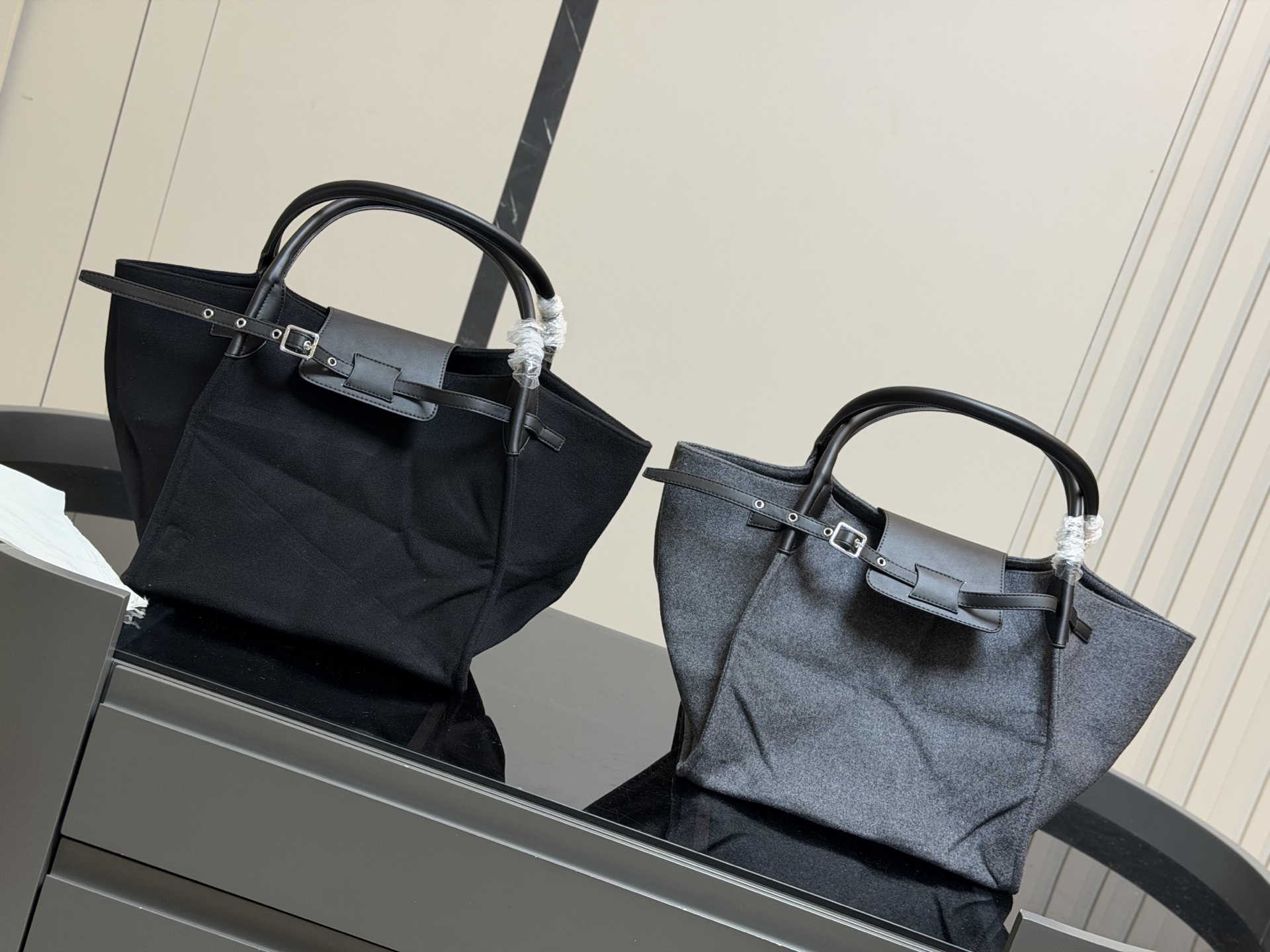 &yen;130 赛琳 belt bag鲶鱼包， 简洁的线条， 柔软包的身， 牛皮🐂品质！ 成为经典款IT bag之一 尺寸：32.31cm