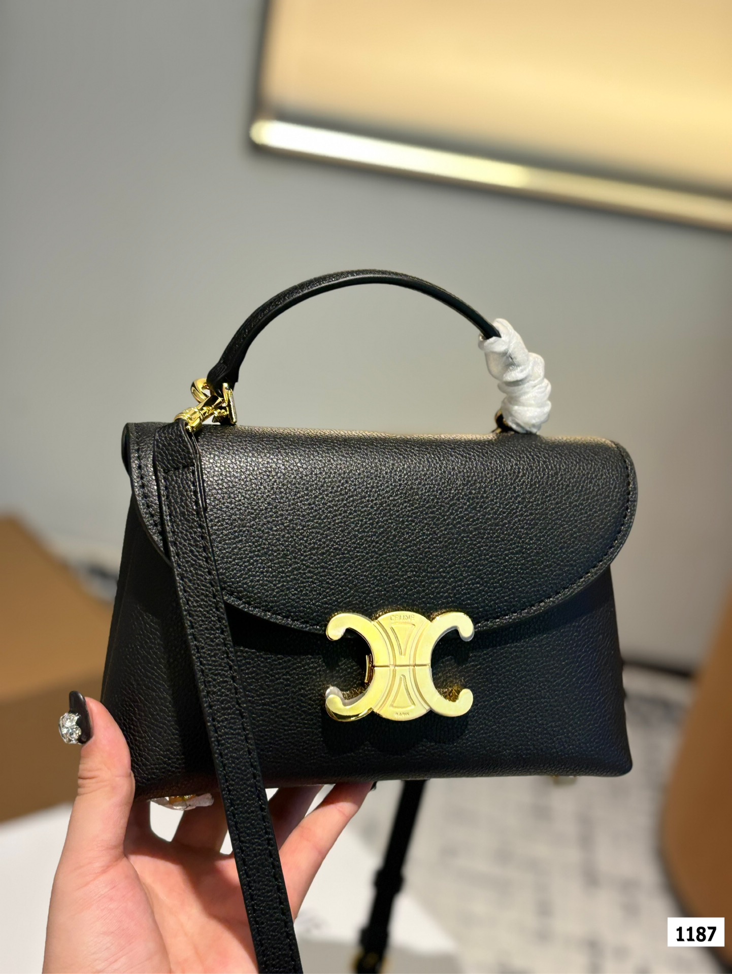 P185-p175 配盒子 Celine一眼心动V赛琳最新款凯旋门] 赛琳最新款凯旋门手提包 长方形的轮廓复古感满满~ 随便穿什么搭配这个包都是高级风 尺寸：25 18 20 14