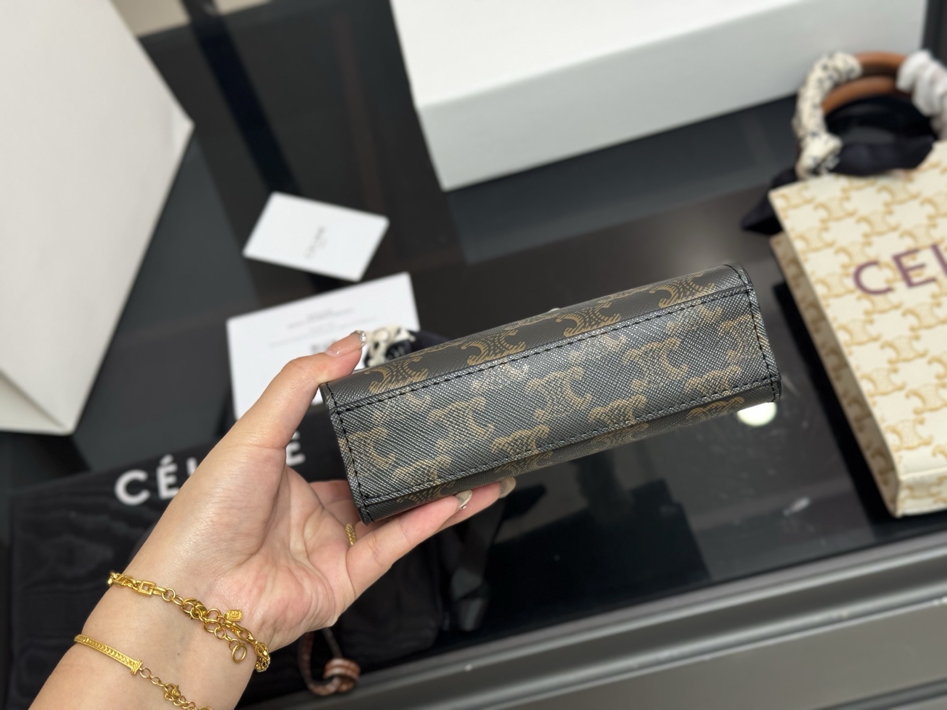 &yen;150 配折叠盒 size：17*21cm celine 老花 mini 琴谱 赛琳老花耐看耐用 可爱又超级大气的一款！ 它绝对是四季款！ydds