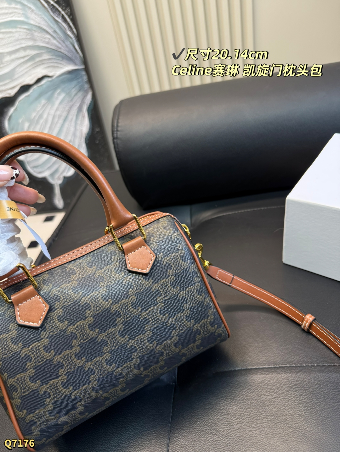 💰155 配盒带丝巾 尺寸：20.14cm CELINE赛琳凯旋门小号波士顿老花枕头包 lisa同款~小号比mini更实用更日常！ 凯旋门老花复古感十足，不易过时！手拎可盐可甜，单肩又欲又酷~，既实用又时尚，盘它! 非常能装的包型，自带复古感，秋冬适配 小号容量可以放下手机 卡包 钥匙 粉饼 口红等&hellip; mini可爱 也能放下女生平时用到的化妆品