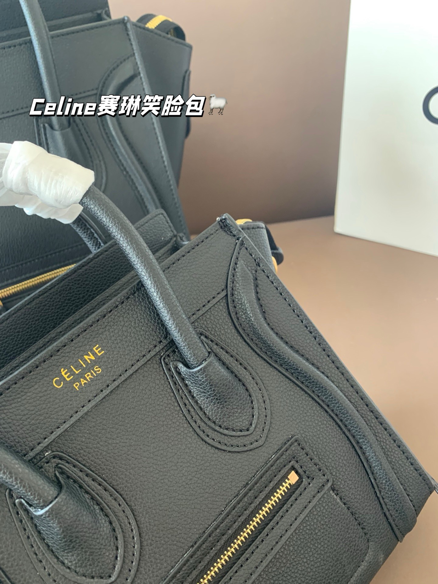 大P190 小P185 作为造型独特、极具辨识度的包包， Celine赛琳&mdash;笑脸包 无疑凭借其囧脸造型赢得众多关注。 Celine凭借这款笑脸包冲出欧洲，一跃成为一时最火的品牌尺寸26&times;25/20&times;20折叠盒