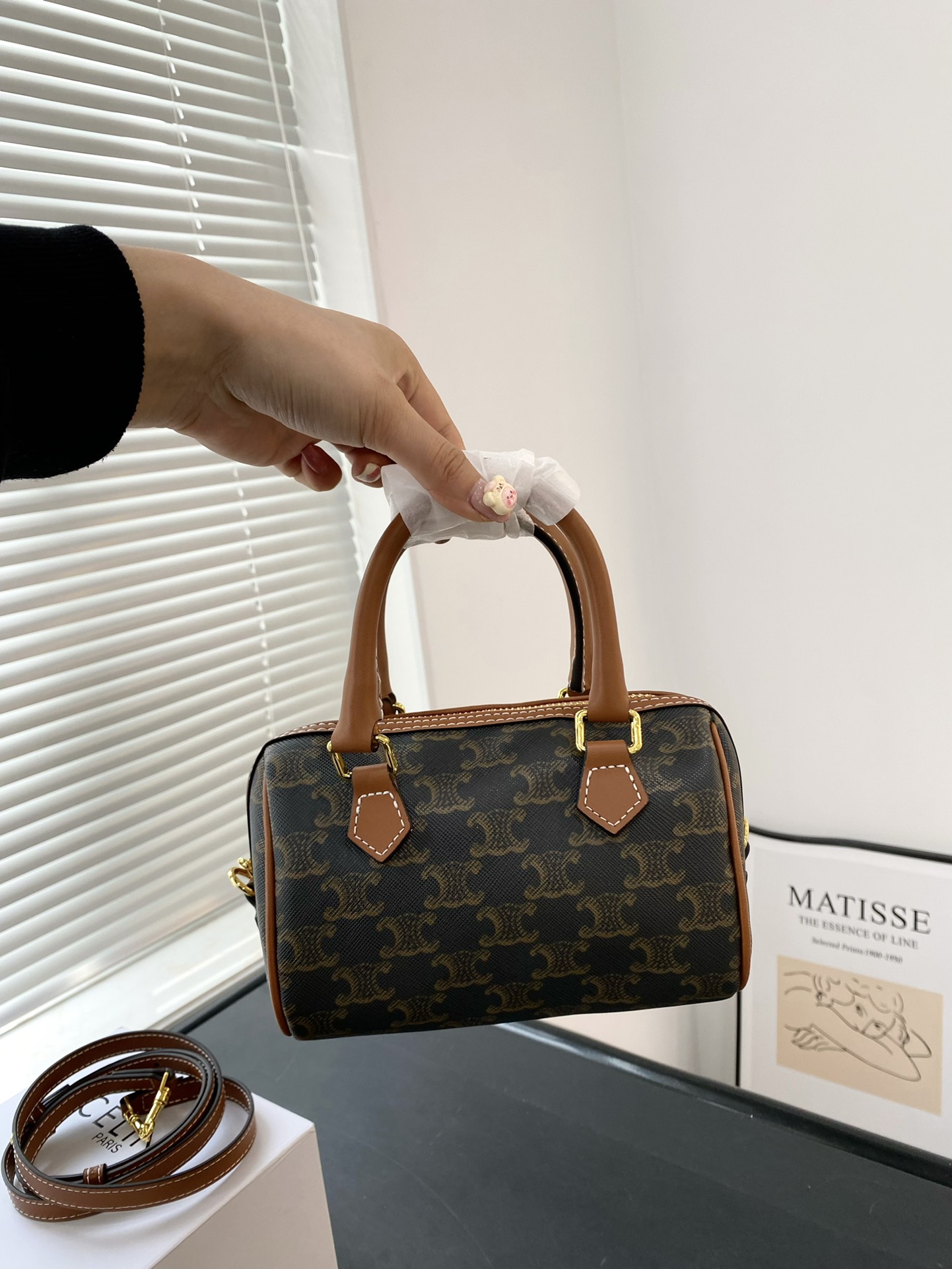 🅿️130配礼盒✅🔜 【尺寸】14*10 赛琳迷你枕头CELINE的 凯旋门系列 TRIOMPHE BOSTON 波士顿包，据说它是以前美国波士顿大学生很喜欢用的一种提包，因此得名。 波士顿包有两个重要特点，一个是便干携带、 一个是不论包里是塞满东西或者空着、半满，包包外形都依然坚挺，给人一种扎实、稳固的感觉～#Celine #复古穿搭6569