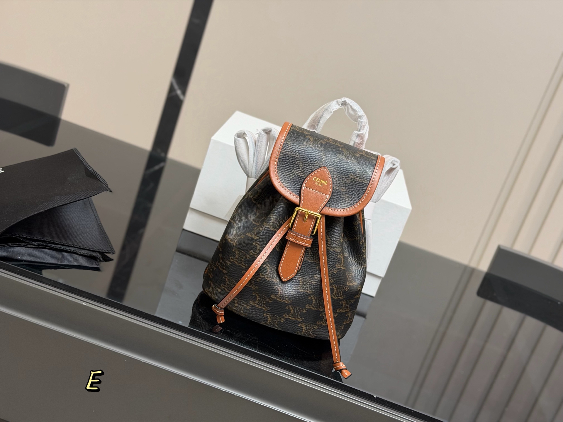 &yen;140 配折叠盒 size：18.20cm 赛琳 双肩包配牛皮 新品迷你来咯～ 高颜值皮扣设计太给力了