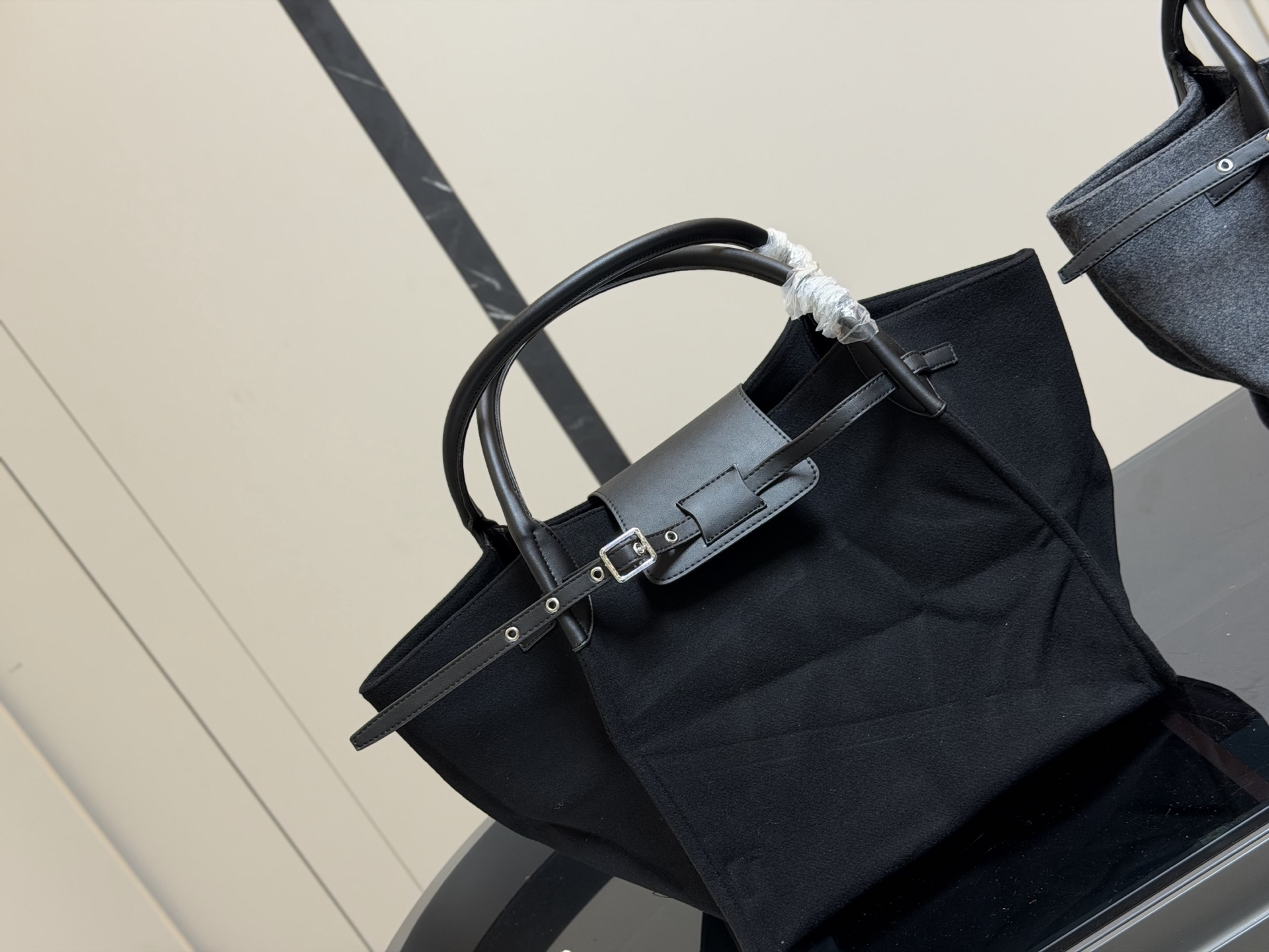 &yen;130 赛琳 belt bag鲶鱼包， 简洁的线条， 柔软包的身， 牛皮🐂品质！ 成为经典款IT bag之一 尺寸：32.31cm