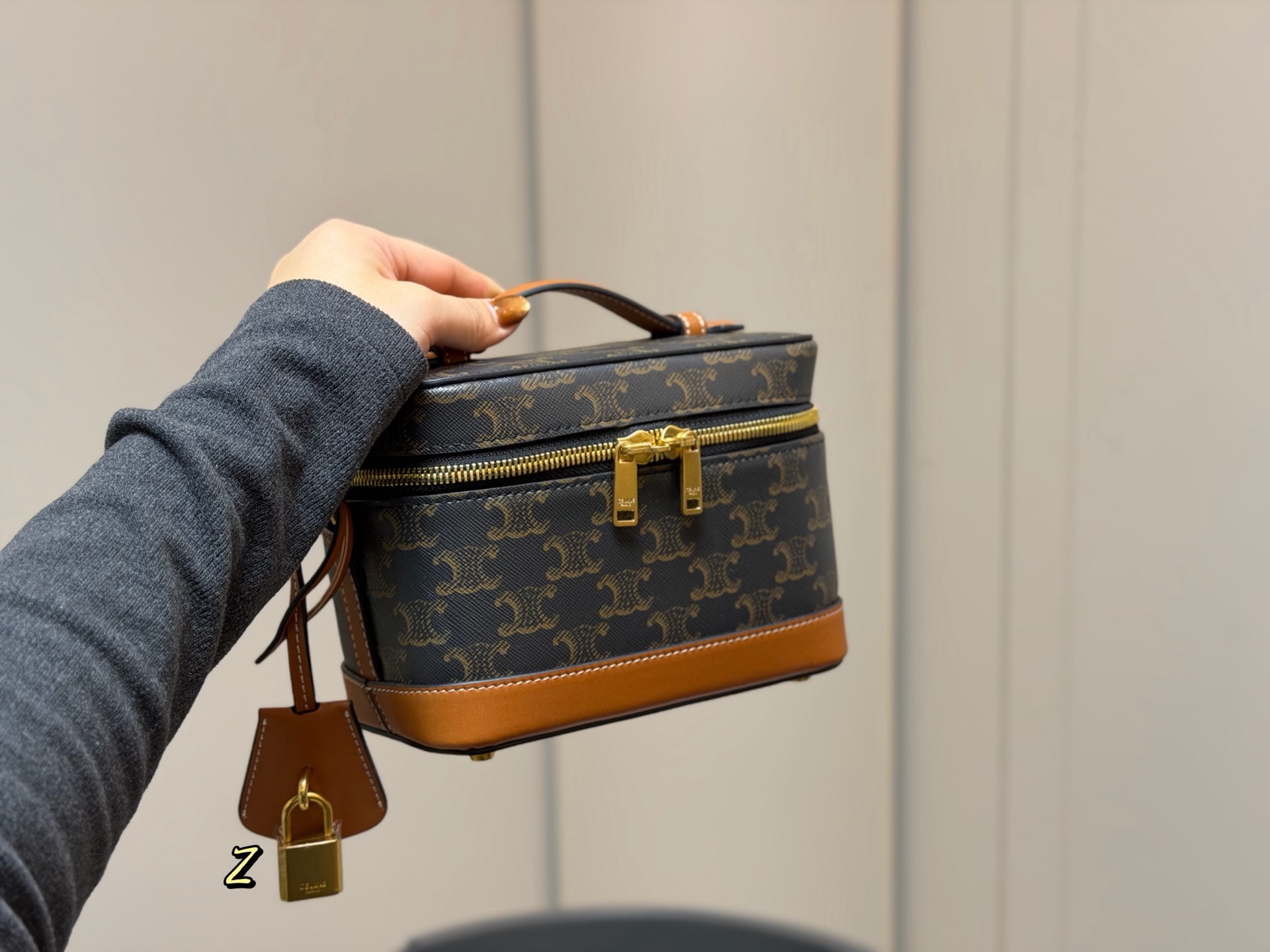 &yen;190 配折叠盒 赛琳CELINE 复古斜挎包 真的很有气质的款式容量是我喜欢的 不大却很能装质感不用多说 真的很华丽漂亮和实用兼顾无须多言 尺寸:18.13cm