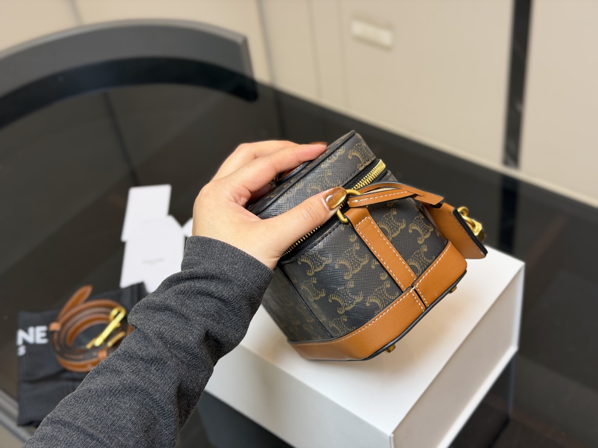 &yen;190 配折叠盒 赛琳CELINE 复古斜挎包 真的很有气质的款式容量是我喜欢的 不大却很能装质感不用多说 真的很华丽漂亮和实用兼顾无须多言 尺寸:18.13cm