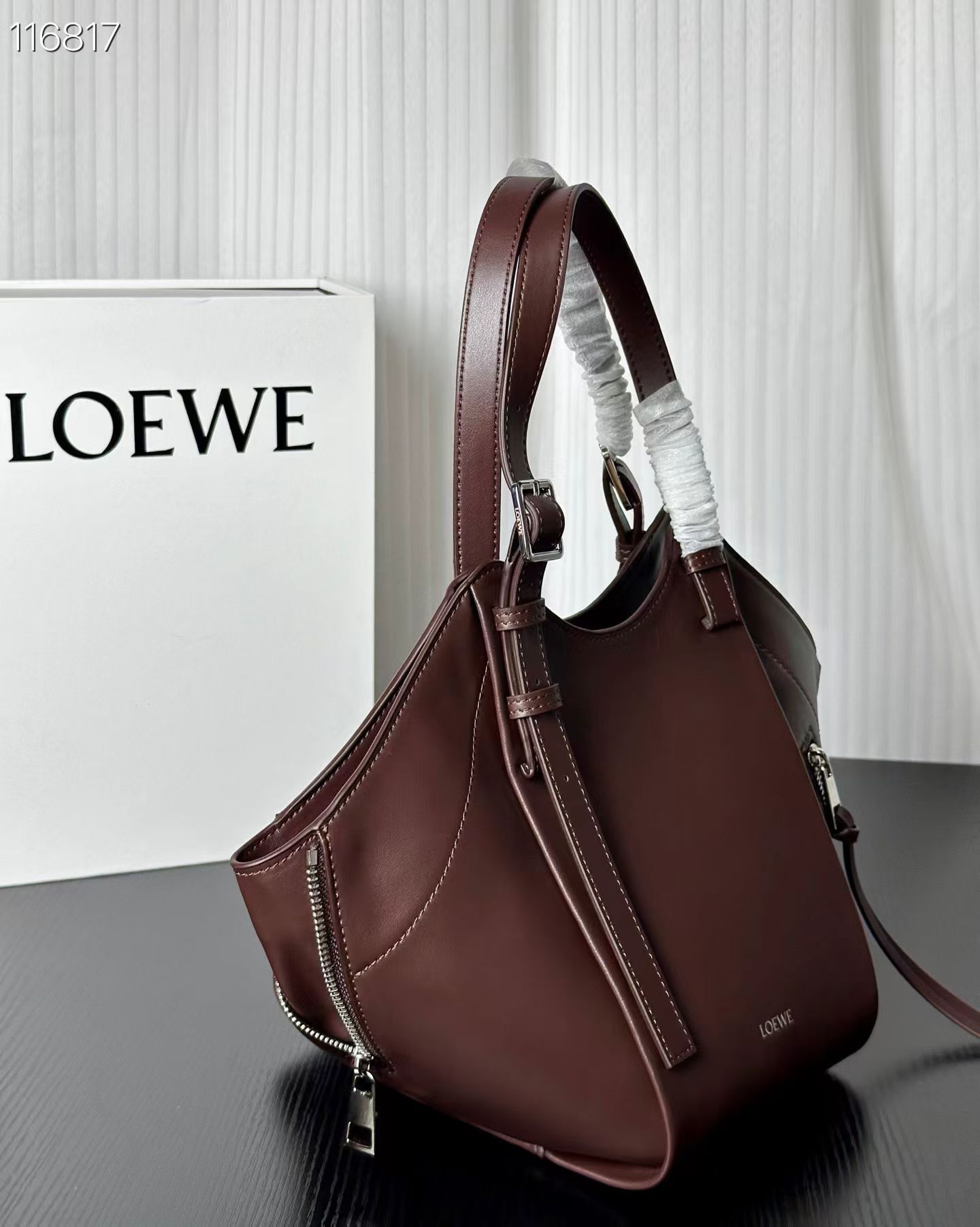 💰230包邮❗ LOEWE|松弛感大包 Hammock Flip吊床包 Hammock的升级版来咯 变得更时髦 更松弛了 肩带部分可以调节为腋下hobo背法 调短手拎也很方便☕️ 容量可以放下一个iPad Pro 出差 通勤没有问题 15x22.5x22cm:15x22.5x22cm 款号:7079 ❌不退不换慎重下单❌