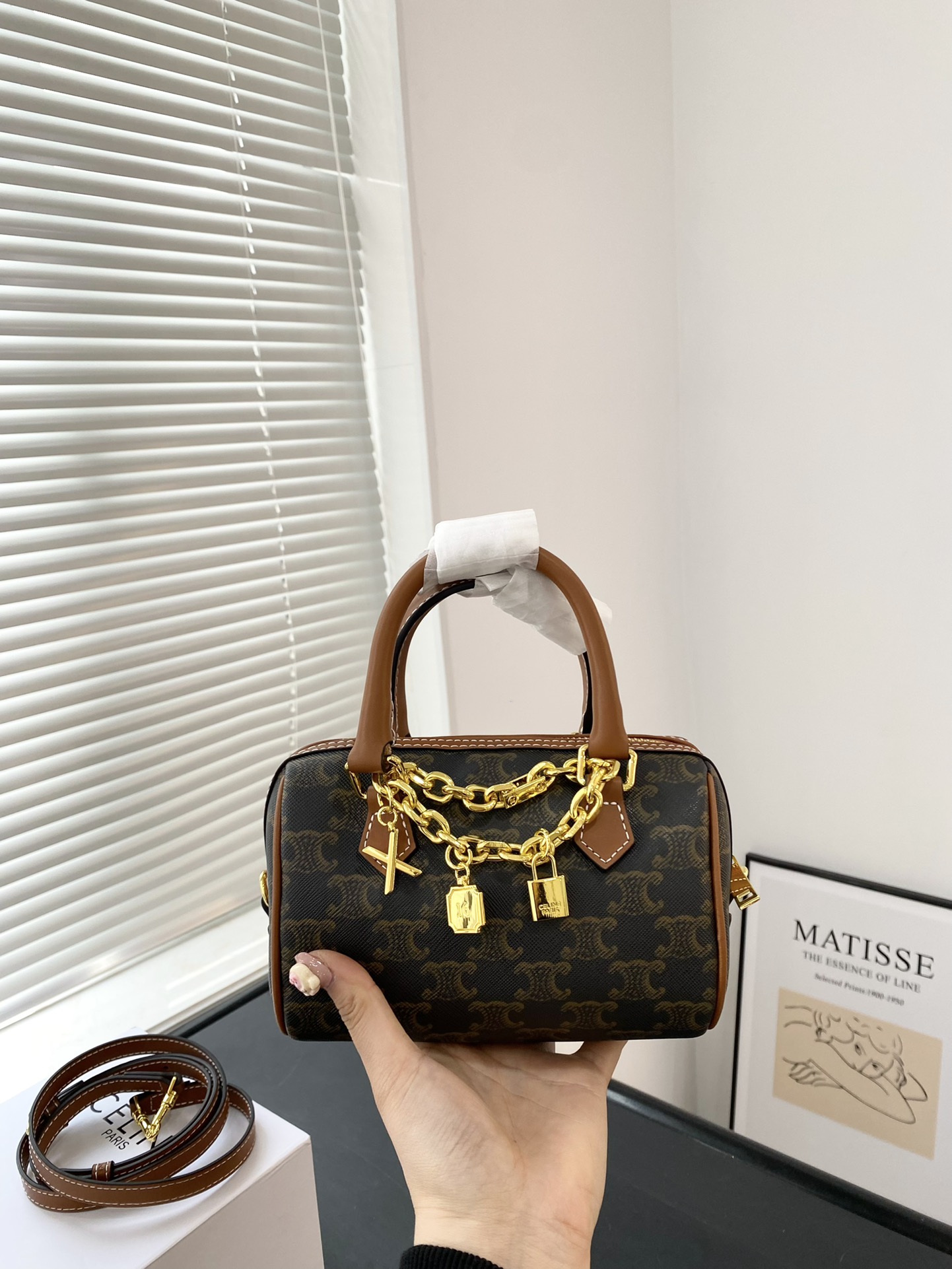 🅿️130配礼盒✅🔜 【尺寸】14*10 赛琳迷你枕头CELINE的 凯旋门系列 TRIOMPHE BOSTON 波士顿包，据说它是以前美国波士顿大学生很喜欢用的一种提包，因此得名。 波士顿包有两个重要特点，一个是便干携带、 一个是不论包里是塞满东西或者空着、半满，包包外形都依然坚挺，给人一种扎实、稳固的感觉～#Celine #复古穿搭6569