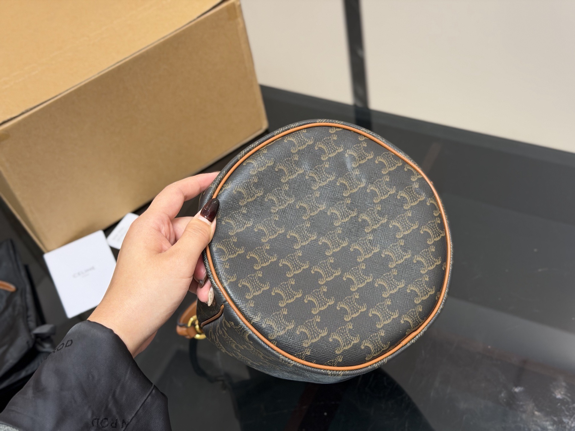 &yen;175 配盒 size： 20*23cm Celine 水桶包新款赛琳 一直很喜欢老花的包 经久耐看 复古印花图案 有着高颜值的复古文艺气息