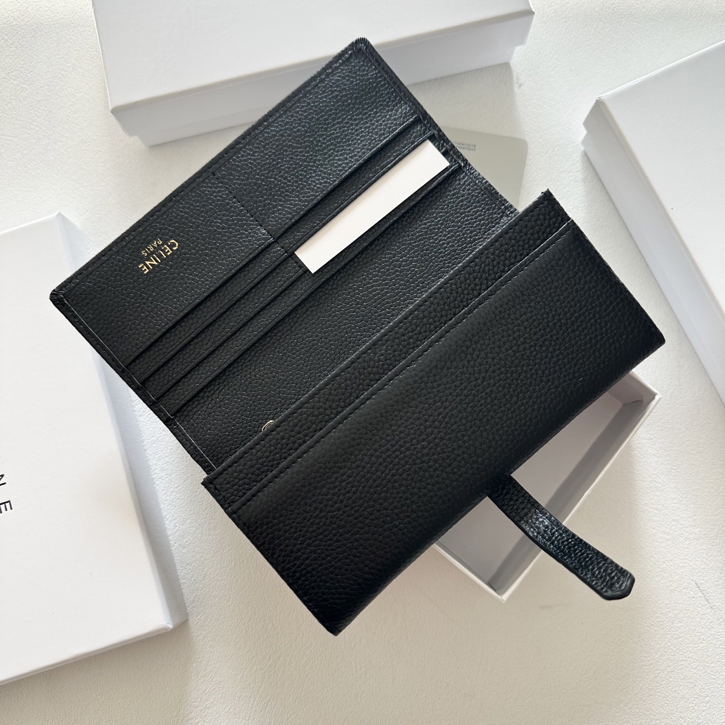 P95🎀🎀颜色 黑 粉 红🎀尺寸 19x10🎀赛琳爆款牛皮两折钱包🔥款式经典做工精细耐磨耐用手感极佳❤️