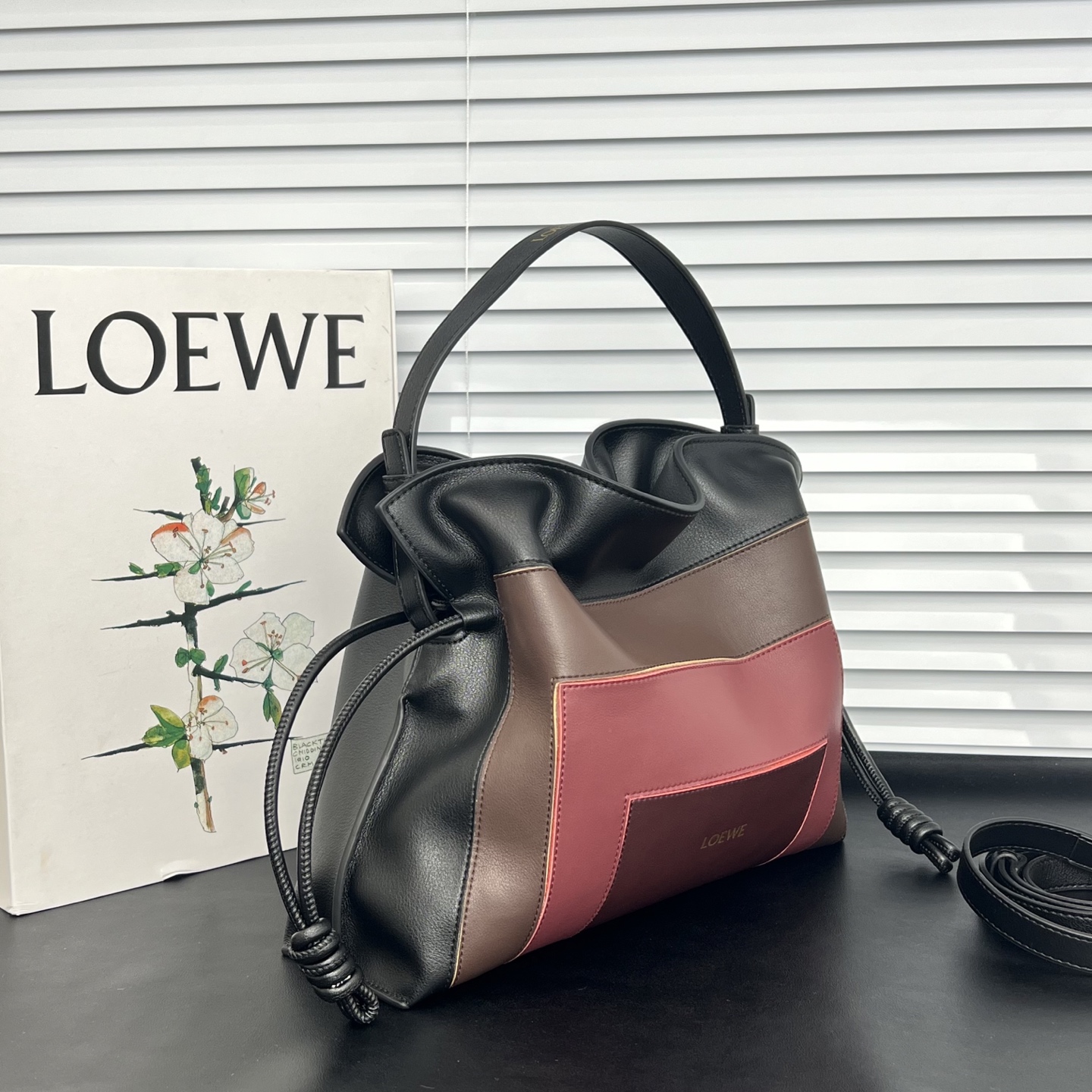 💰248包邮❗ 拼色 𝑳𝒐𝒆𝒘𝒆 Flamenco 福袋 可手提可斜挎 平纹牛皮 拉绳收紧 并打上标志性的盘绕结， &ldquo;肩背 斜挎或手拿*可拆卸和可调式肩带*隐形式磁扣开合 尺寸 大号：29-24-10 cm ❌不退不换慎重下单❌