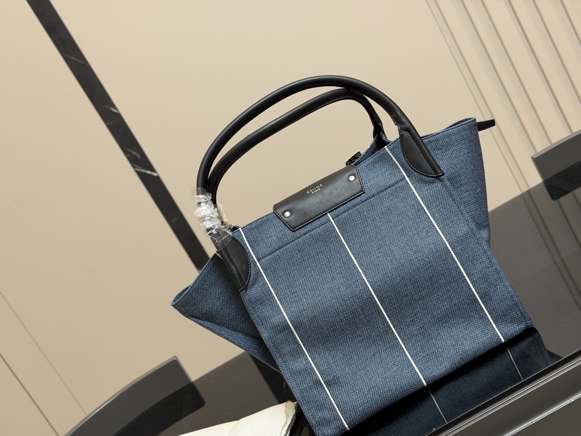 &yen;130 赛琳 belt bag鲶鱼包， 简洁的线条， 柔软包的身， 牛皮🐂品质！ 成为经典款IT bag之一 尺寸：32.31cm