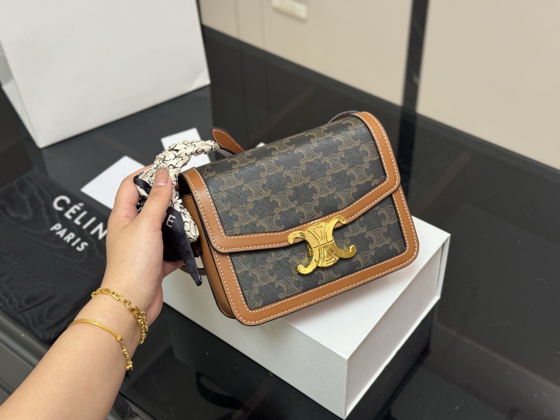 &yen;180 &yen;190 配折叠盒 尺寸：23cm*17（大） 19cm*15（小） 赛琳 凯旋门！ 很高端！很高级! 很适合🈴️四季！ ⚠️牛皮！牛皮！