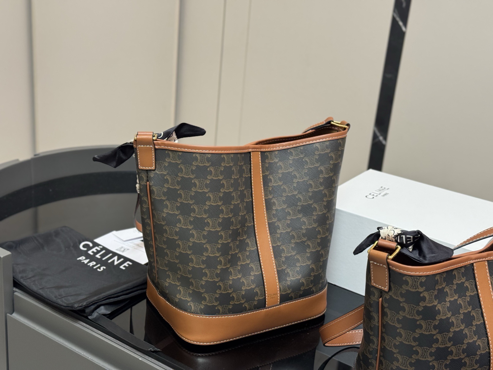 &yen;160 &yen;150 配折叠盒 size：25*27cm 18.22cm Celine 赛琳水桶包 这谁抵得住啊！ 一年四季都可以用的水桶！ 一直很喜欢老花的包 老花色经典极搭！ 颜值超级在线哦