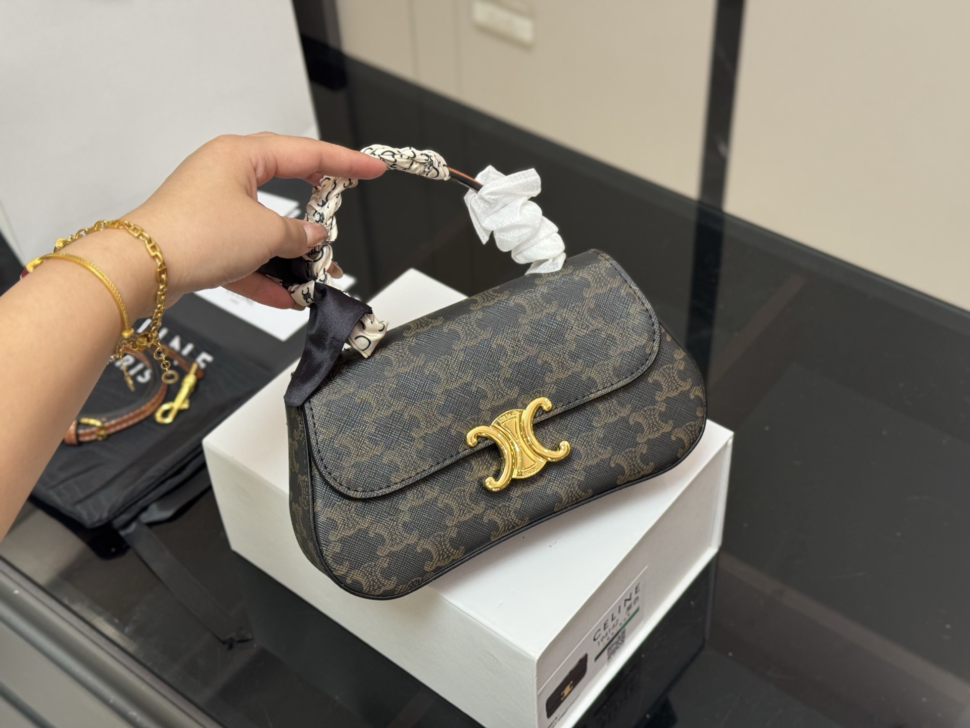 &yen;160 配折叠盒 size：22*12cm celine 超美腋下包 凯旋门 ⚠️升级版 重新出货 复古性感百搭小包 赛琳不容错过！！ ⚠️牛皮皮质 这个冬天您离不开它！