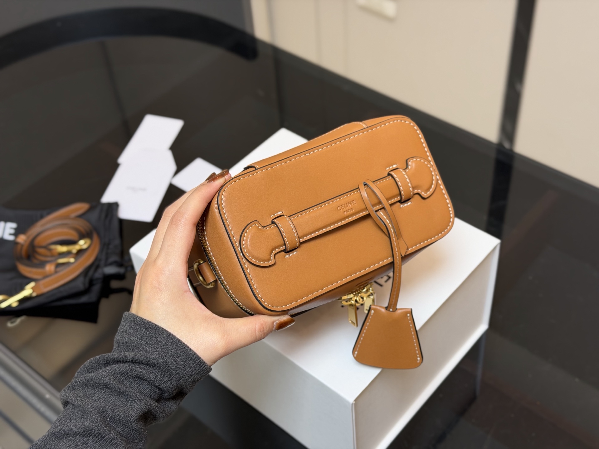 &yen;190 配折叠盒 赛琳CELINE 复古斜挎包 真的很有气质的款式容量是我喜欢的 不大却很能装质感不用多说 真的很华丽漂亮和实用兼顾无须多言 尺寸:18.13cm