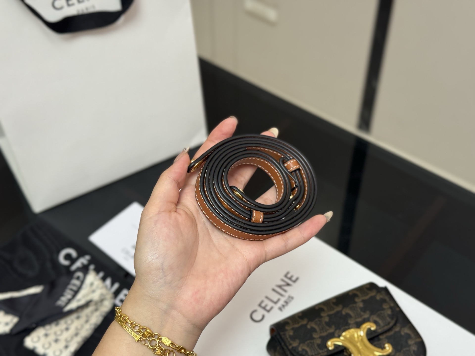 ¥140 配盒 size:10*12cm 赛琳迷你 硬币包 配牛皮 绝对可以荣登mini包着货量第一名了~ 想想都觉得要萌化了~