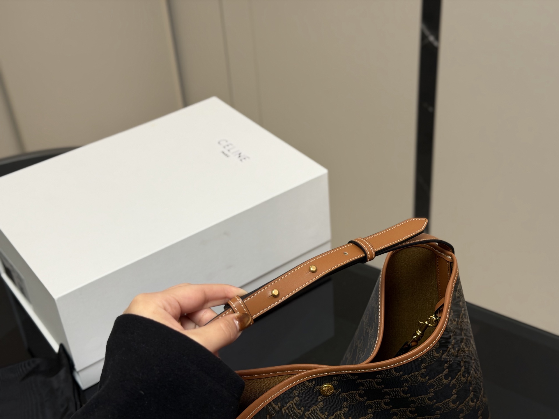 &yen;190 配盒 赛琳CELINE｜SOFT SHOPPER托特包 超轻，带一个子母包，容量很大，阔以放电脑， 适合搭配秋冬～ 我先心动了姐妹们 尺寸:33.24cm