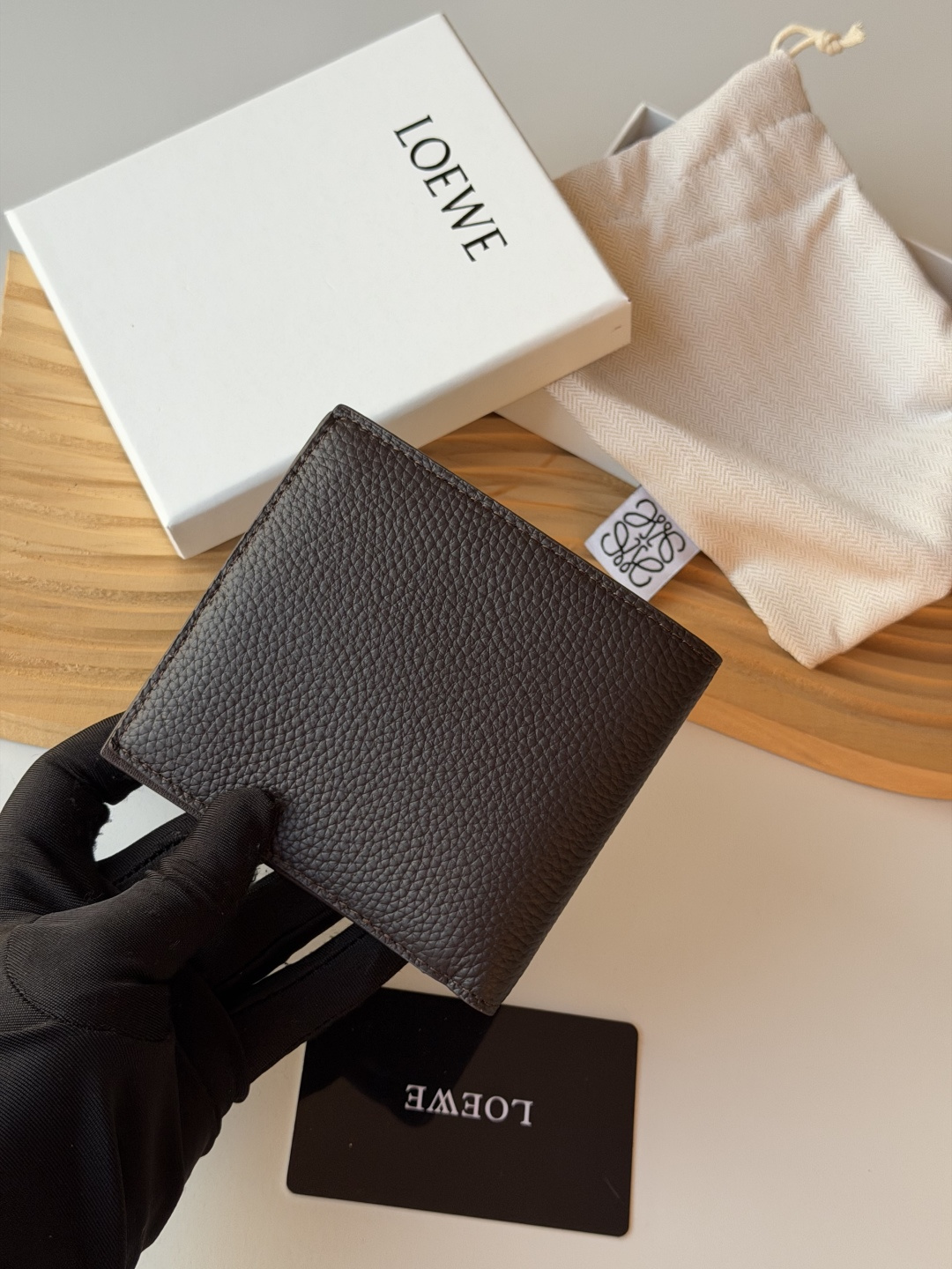 💰140包邮❗ 升级版 罗意威 loewe 荔枝纹牛皮 颗粒饱满 男士短款钱包 尺寸 ：11x10cm 型号 ：L1147 罗意威 Puzzle 几何牛皮钱包绵密的手感， 很有质感男女通用