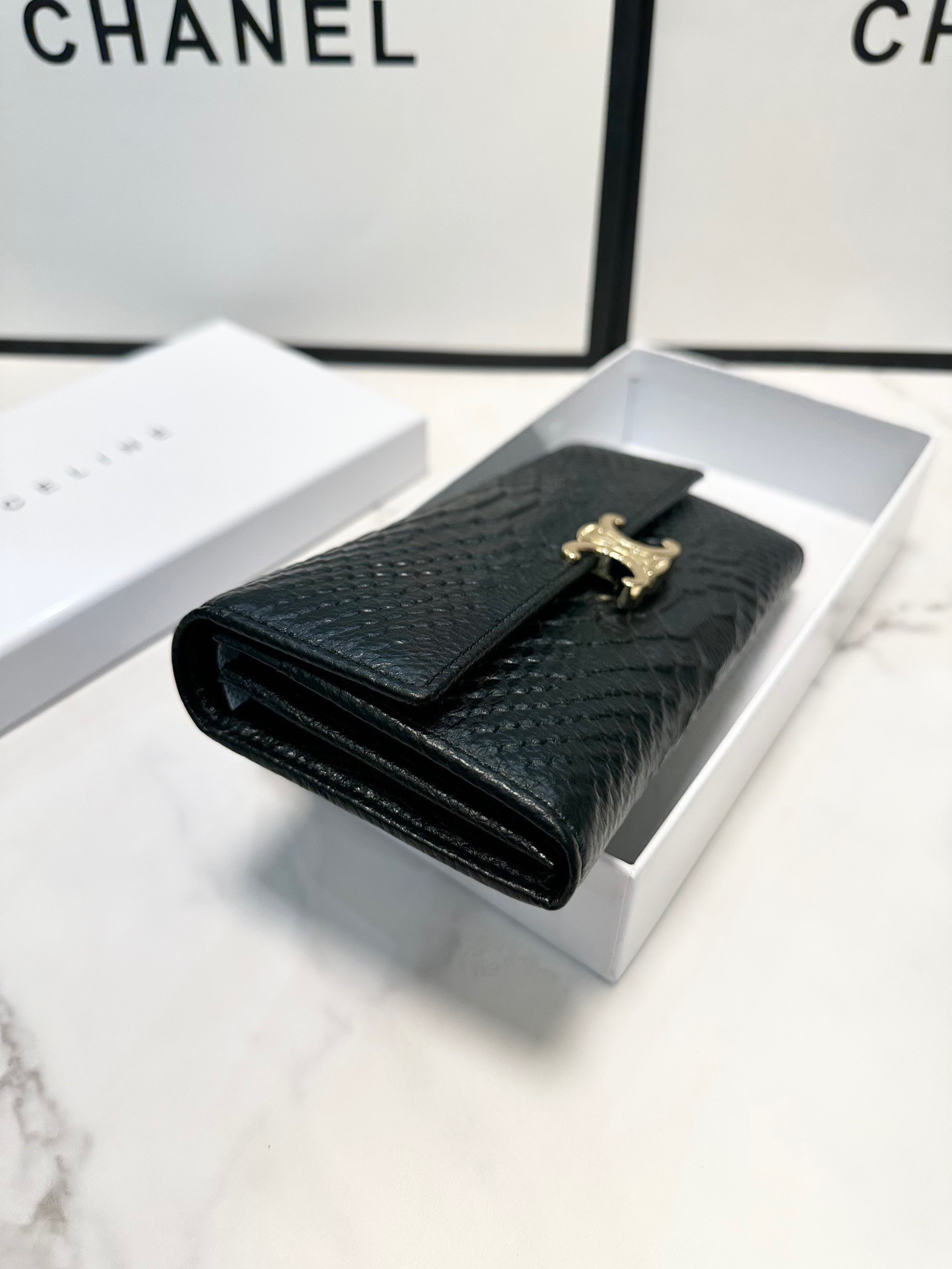 P95🎀🎀颜色 黑🎀尺寸 19x10🎀赛琳爆款牛皮两折钱包🔥款式经典做工精细耐磨耐用手感极佳❤️