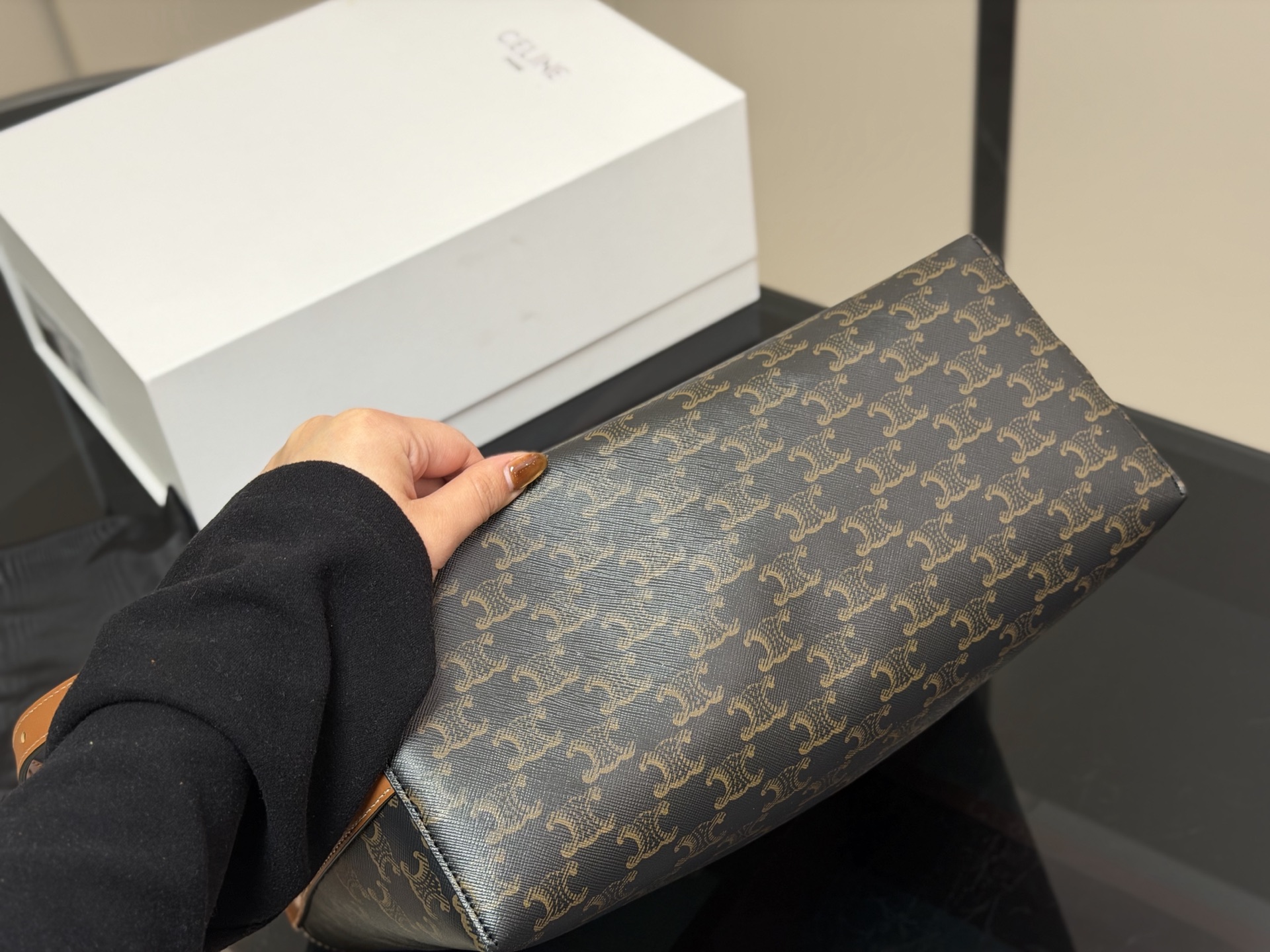 &yen;190 配盒 赛琳CELINE｜SOFT SHOPPER托特包 超轻，带一个子母包，容量很大，阔以放电脑， 适合搭配秋冬～ 我先心动了姐妹们 尺寸:33.24cm