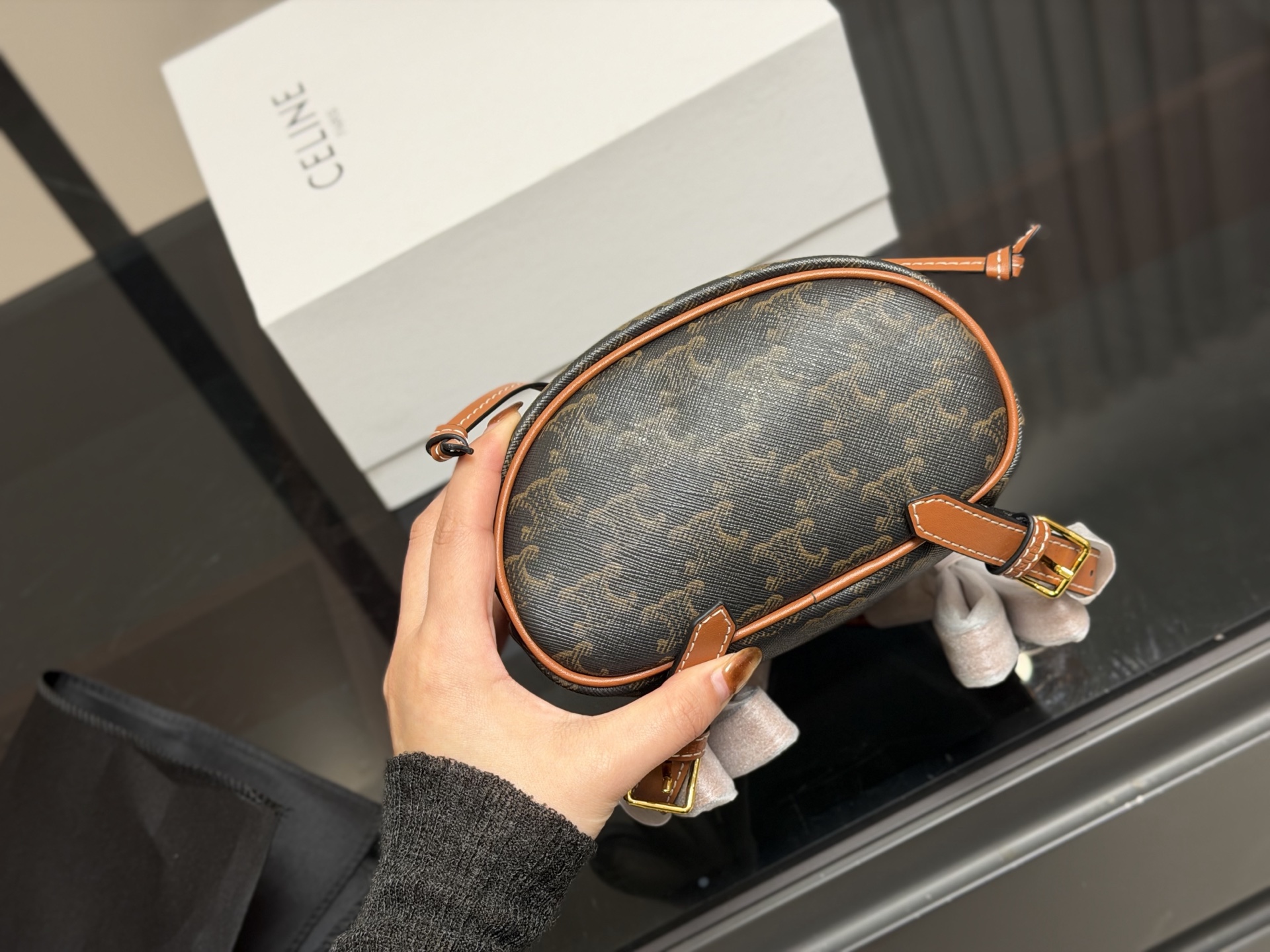 &yen;140 配折叠盒 size：18.20cm 赛琳 双肩包配牛皮 新品迷你来咯～ 高颜值皮扣设计太给力了