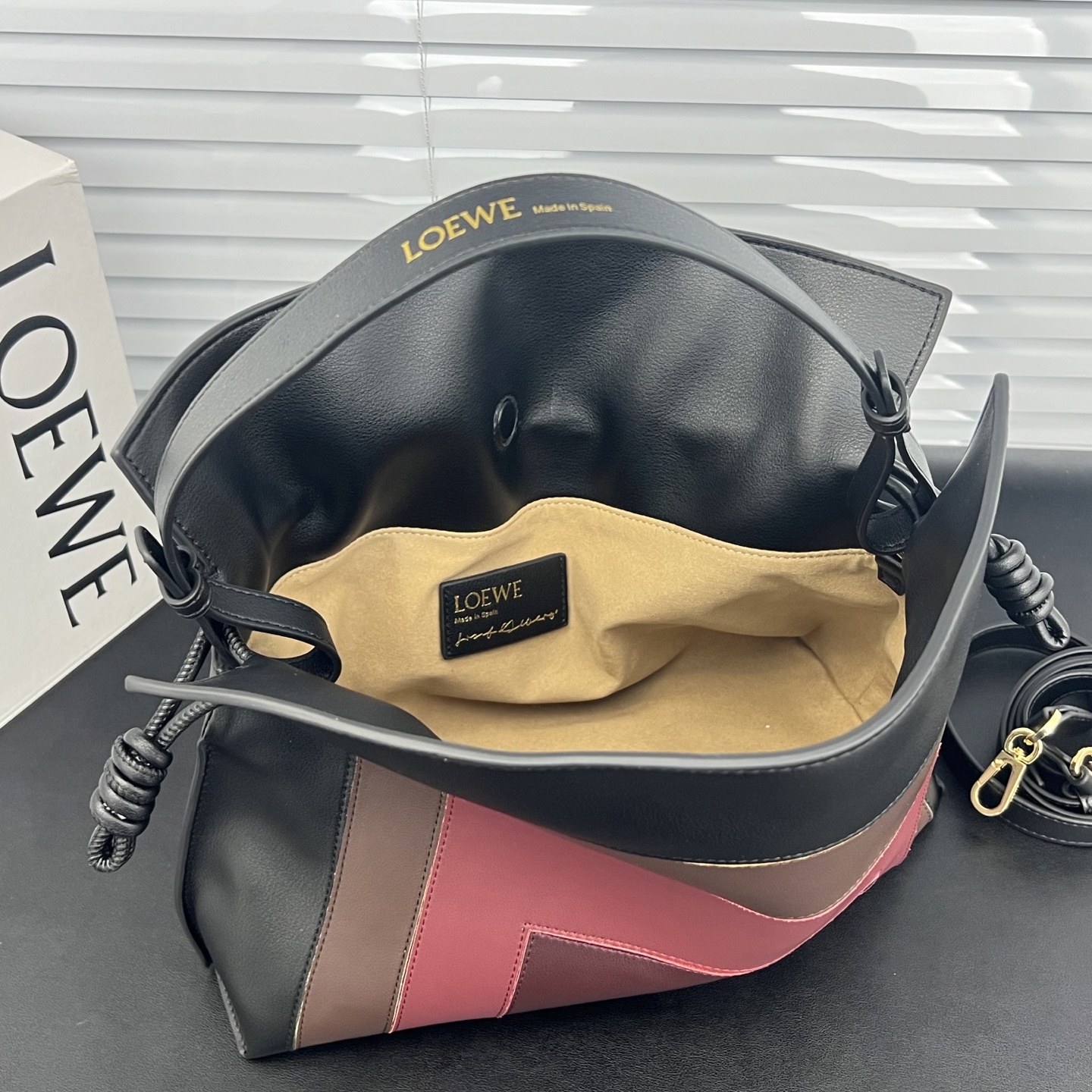 💰248包邮❗ 拼色 𝑳𝒐𝒆𝒘𝒆 Flamenco 福袋 可手提可斜挎 平纹牛皮 拉绳收紧 并打上标志性的盘绕结， &ldquo;肩背 斜挎或手拿*可拆卸和可调式肩带*隐形式磁扣开合 尺寸 大号：29-24-10 cm ❌不退不换慎重下单❌