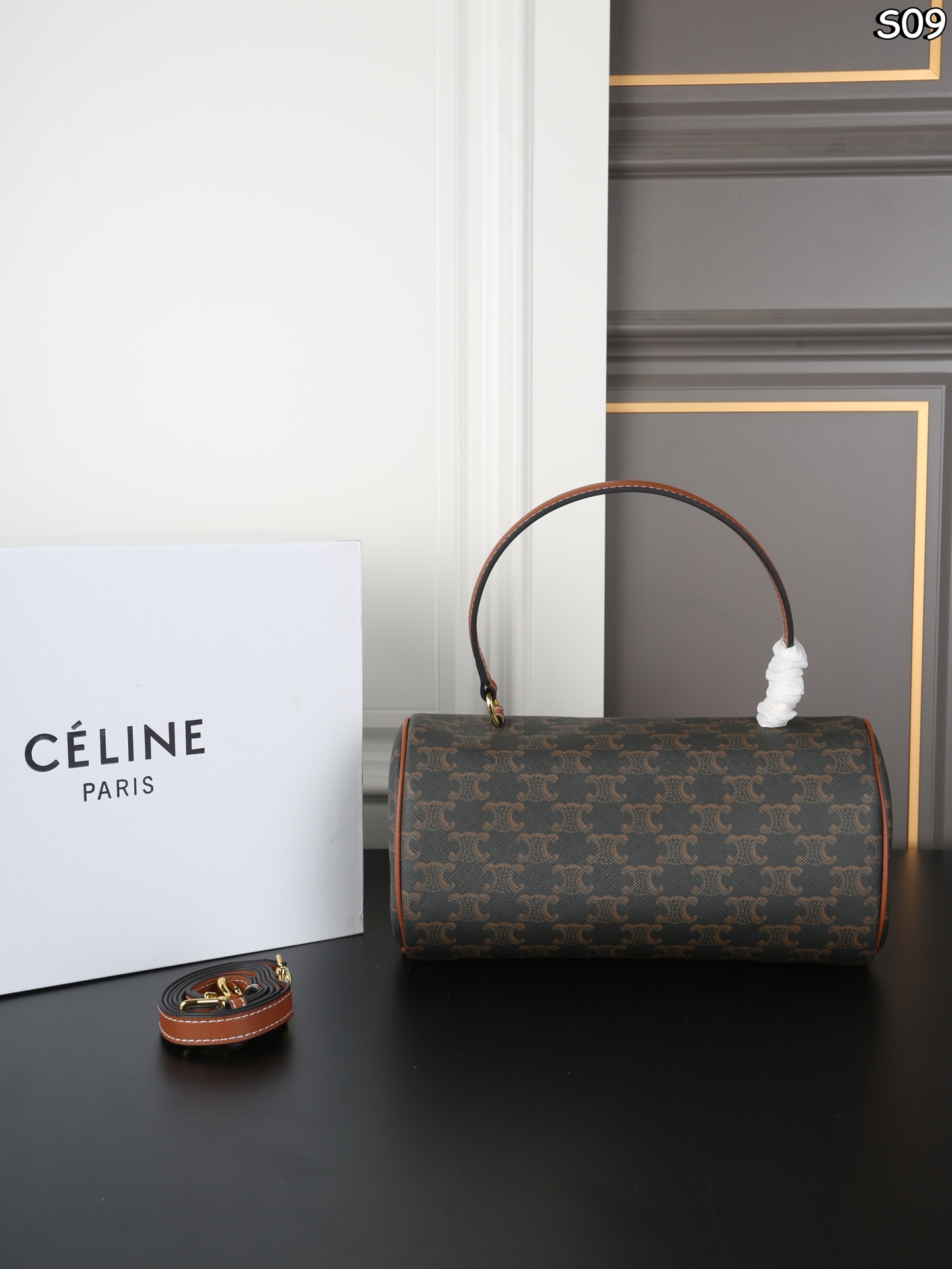 P155 折叠盒 CELINE赛琳 Triomphe CYLINDER 老花 圆筒包 手提包 CELINE老花家族新成员 CYLINDER圆柱体手提包 轻便舒适 经典老花配色 🉑手拎🉑肩背 简直是深得我心 自重特别轻便的同时包型也都别出心裁 像这款长手柄的CYLINDER我都能想象到秋冬了手腕在驼色羊绒大衣上会有多么的精彩绝伦 尺寸：26&times;13