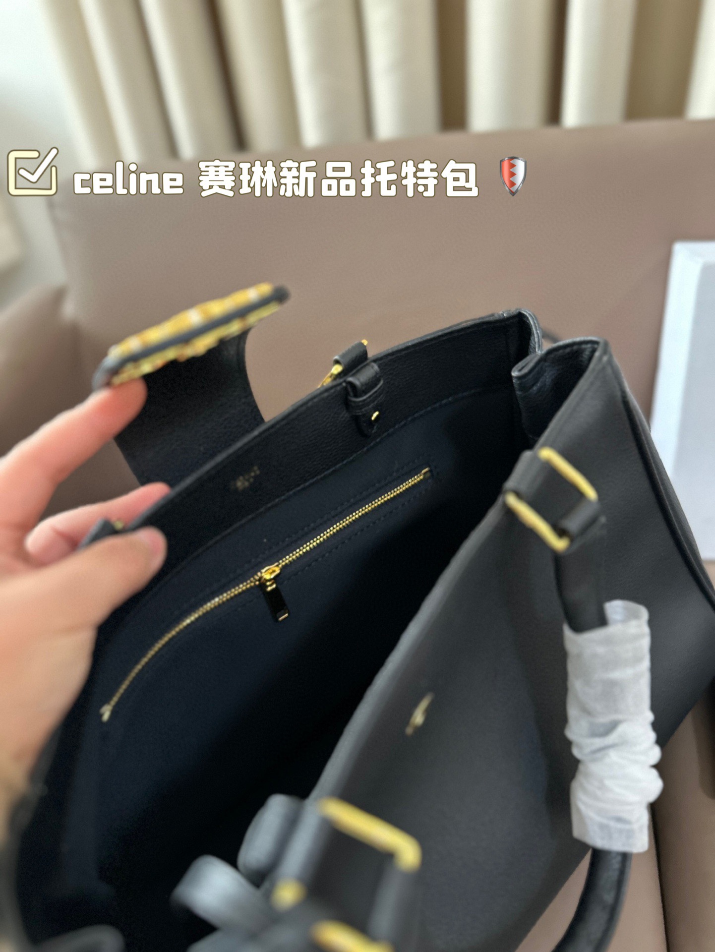 P195 celine 赛琳新品托特包， 延续凯旋门 复古斜挎 ， 耐看新款一点都不老套。 尺寸38 23