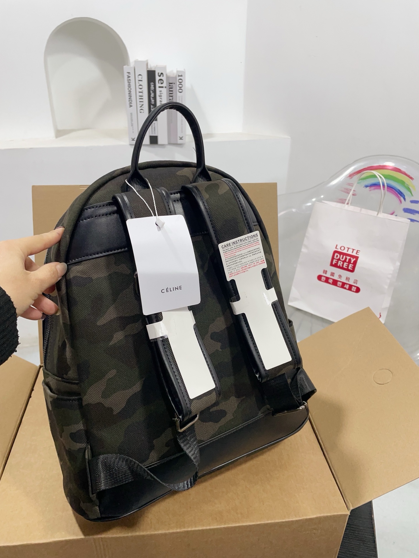 👑💰💰150💰 尺寸32/35cm 赛琳迷彩新款双肩包😍超好背哒，进口面料，果然时尚潮流是一个大轮回！复古又时尚百搭！