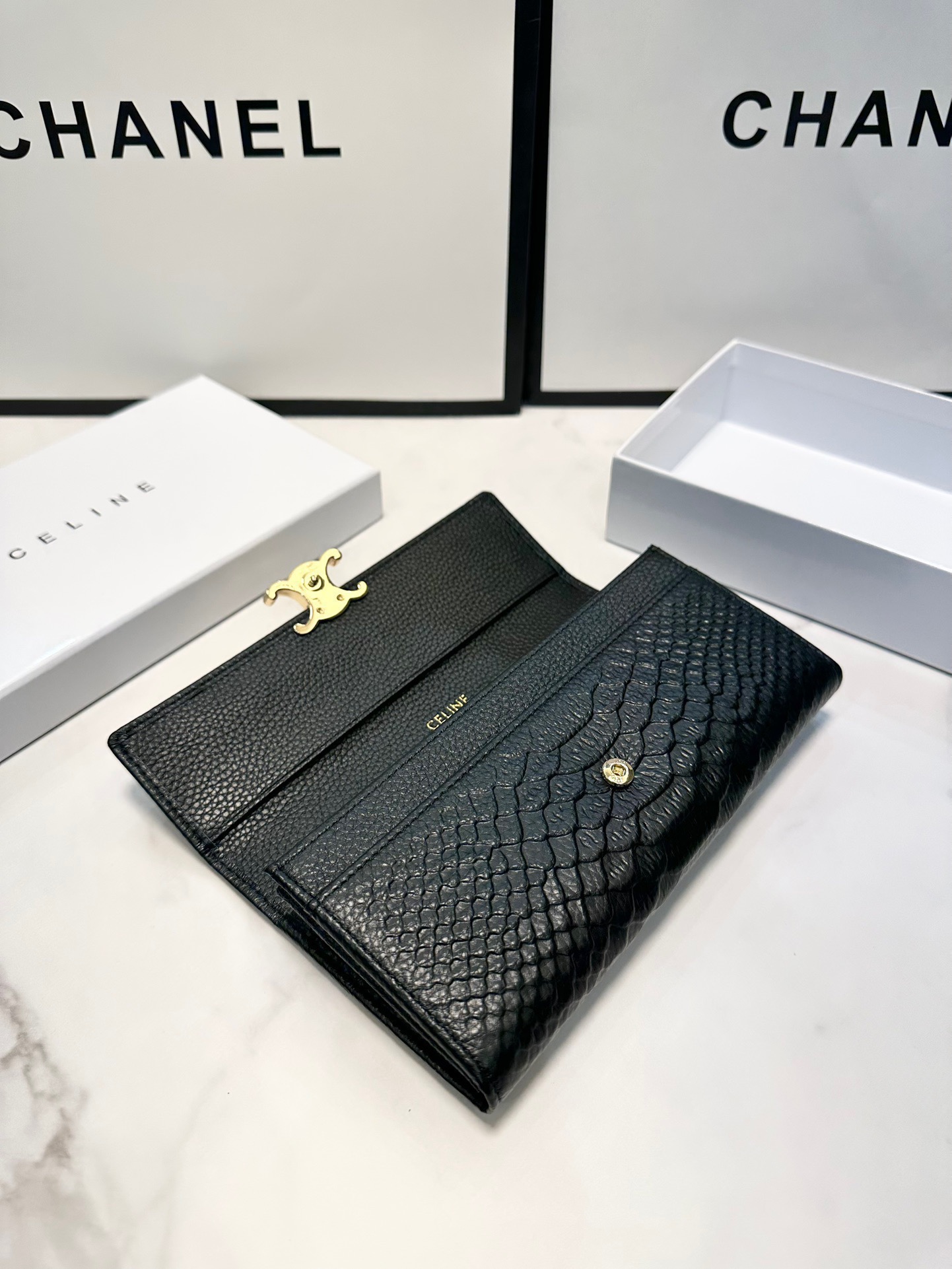 P95🎀🎀颜色 黑🎀尺寸 19x10🎀赛琳爆款牛皮两折钱包🔥款式经典做工精细耐磨耐用手感极佳❤️