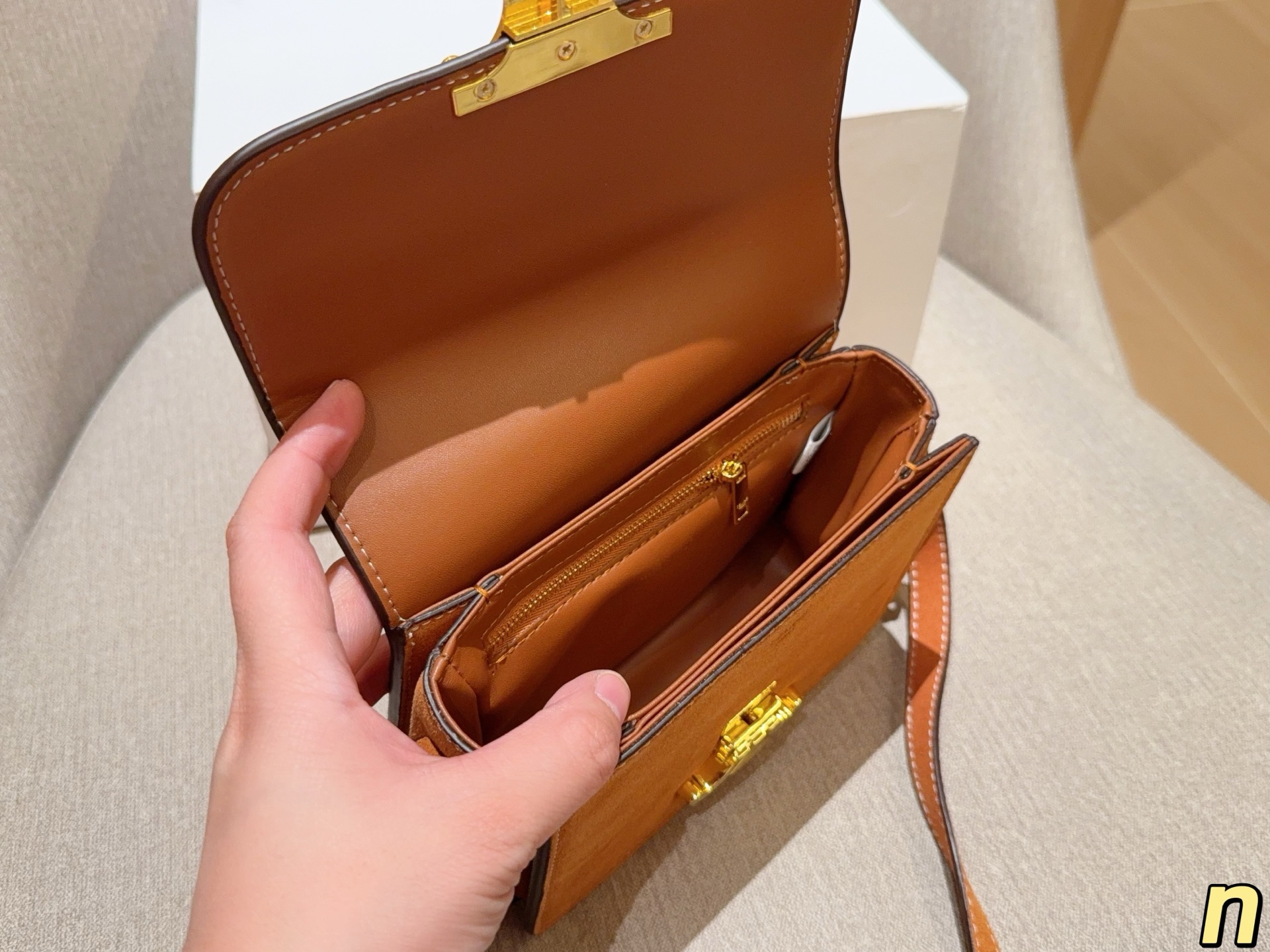💰170 赛琳Celine 经典麂皮绒凯旋门豆腐包 尺寸18cm 礼盒包装🎁