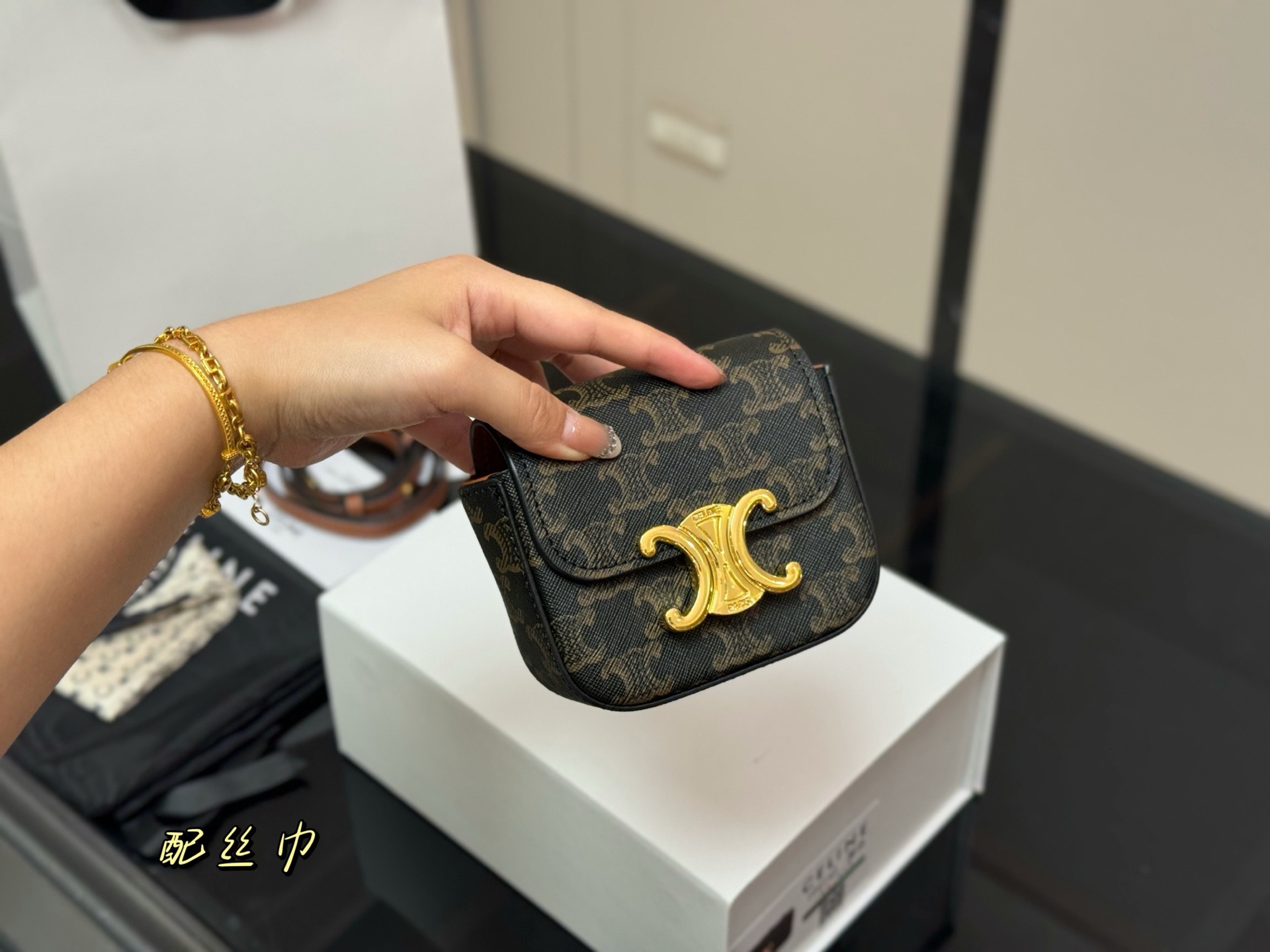 ¥140 配盒 size:10*12cm 赛琳迷你 硬币包 配牛皮 绝对可以荣登mini包着货量第一名了~ 想想都觉得要萌化了~