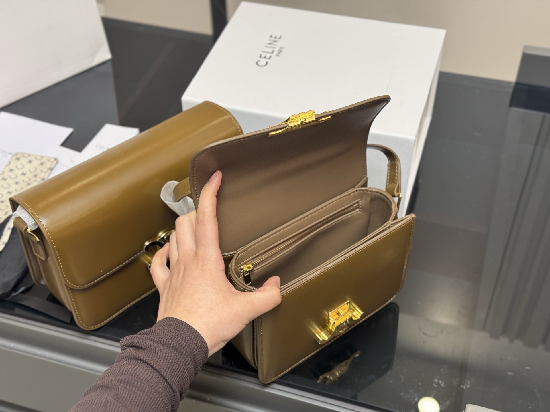 &yen;185 &yen;195 配折叠盒 尺寸：23cm*17（大） 19cm*15（小） 赛琳 凯旋门！ 很高端！很高级! 很适合🈴️四季！ ⚠️牛皮！牛皮！