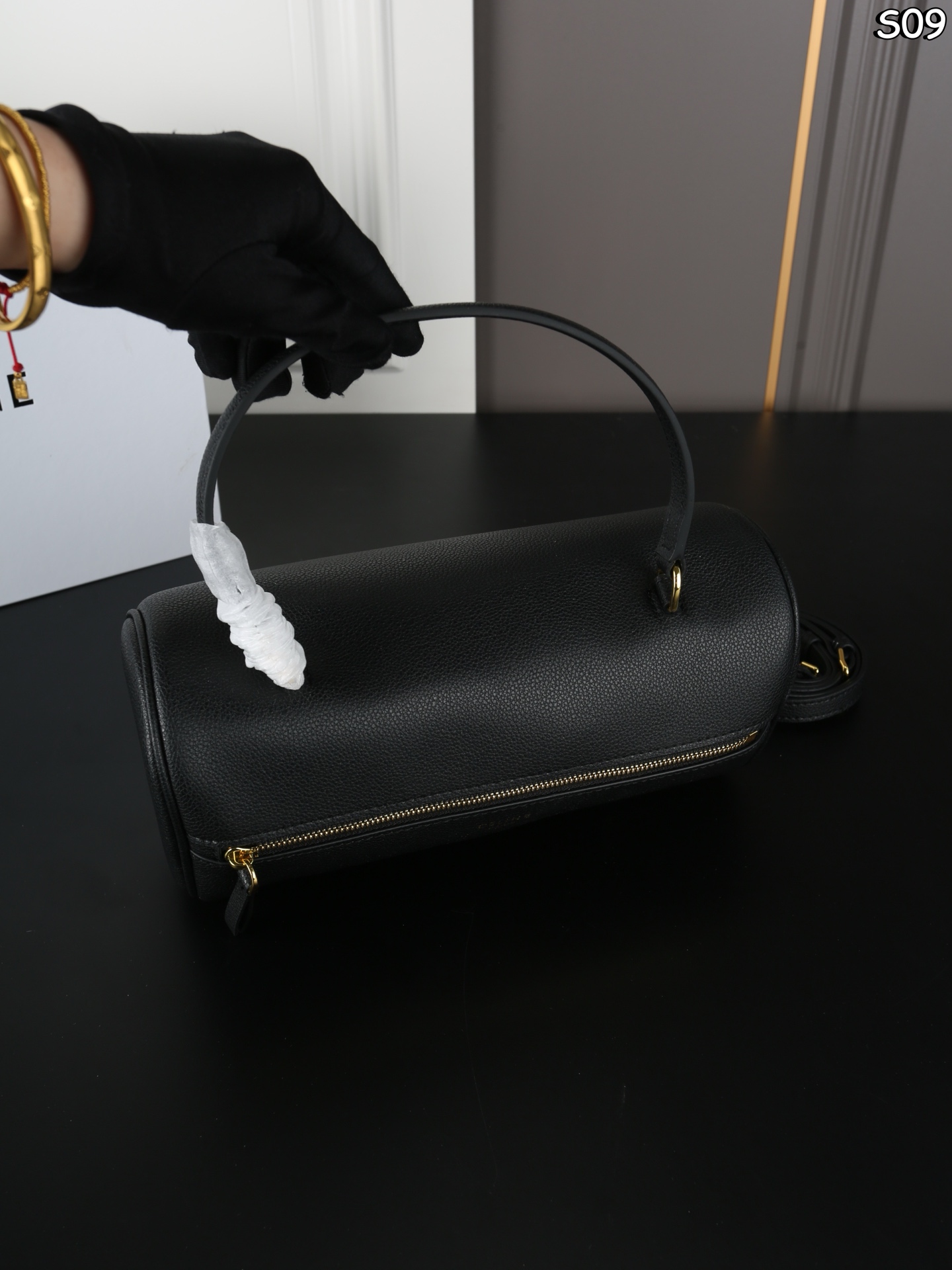 P155 折叠盒 CELINE赛琳 Triomphe CYLINDER 圆筒包 手提包 CELINE家族新成员 CYLINDER圆柱体手提包 轻便舒适 经典配色 🉑手拎🉑肩背 简直是深得我心 自重特别轻便的同时包型也都别出心裁 像这款长手柄的CYLINDER我都能想象到秋冬了手腕在驼色羊绒大衣上会有多么的精彩绝伦 尺寸：26&times;13