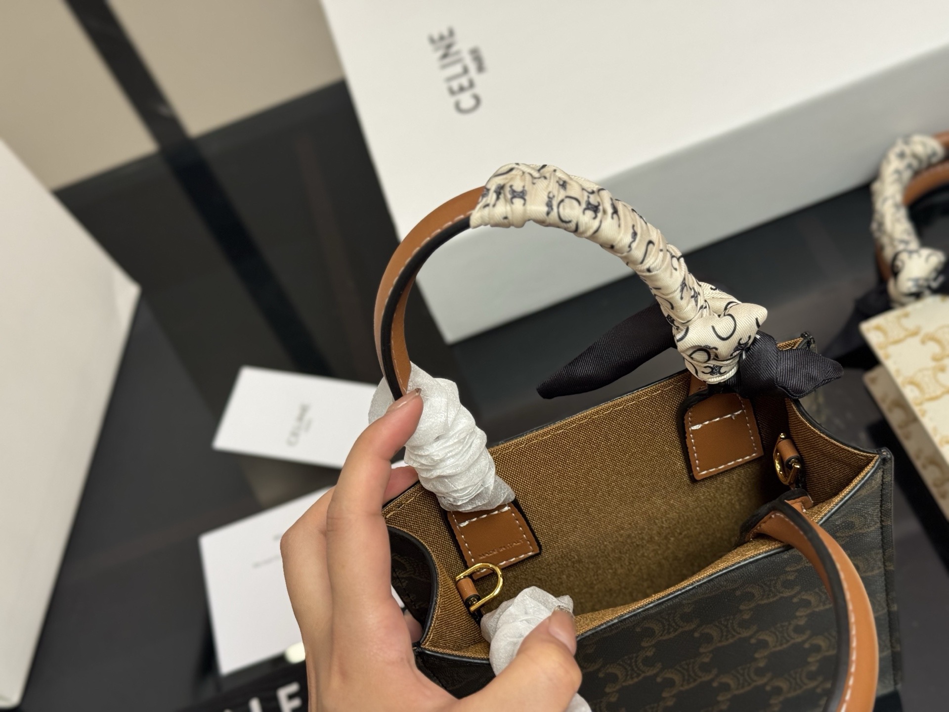 &yen;150 配折叠盒 size：17*21cm celine 老花 mini 琴谱 赛琳老花耐看耐用 可爱又超级大气的一款！ 它绝对是四季款！ydds