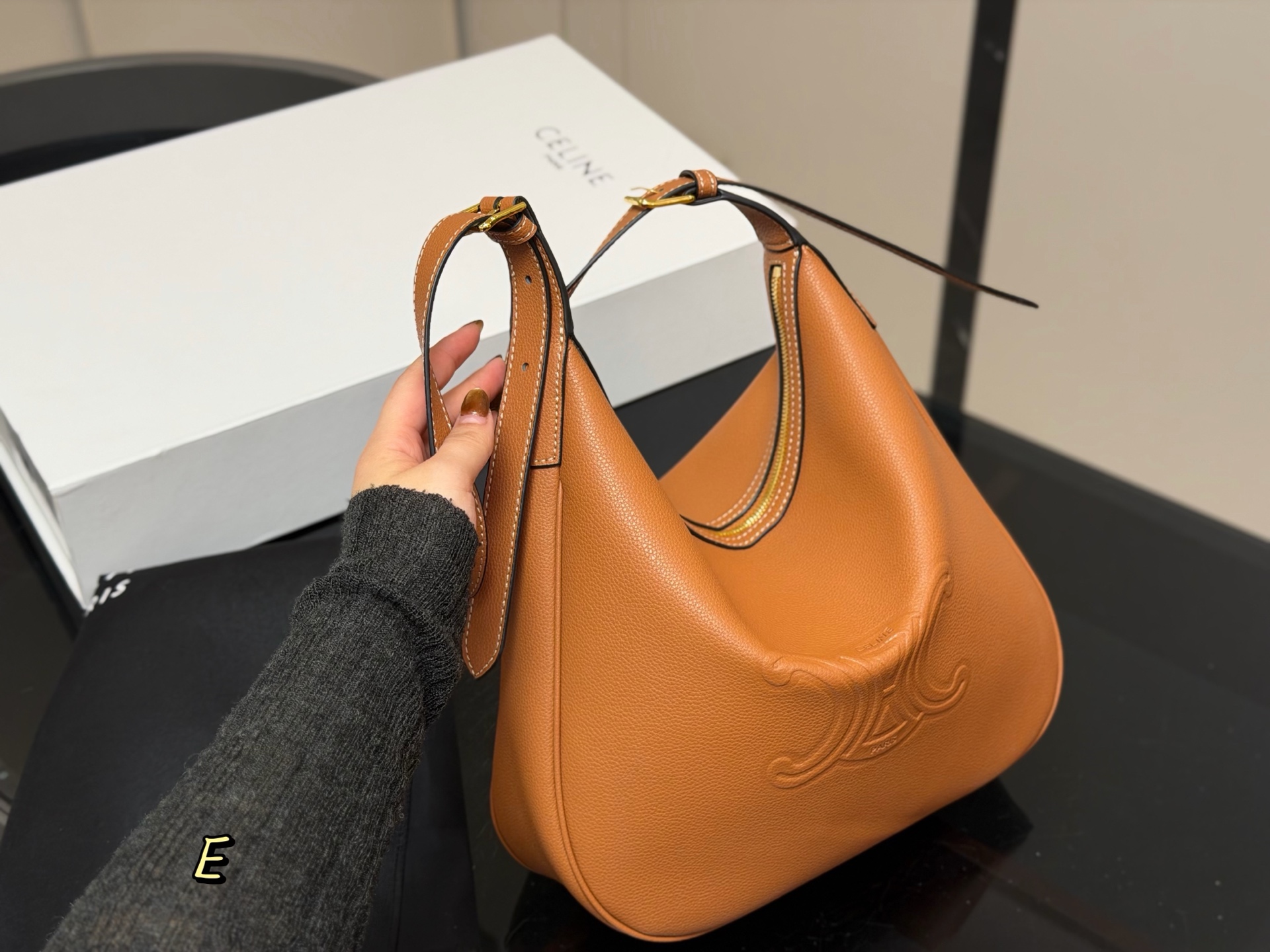 &yen;185 配折叠盒 size：29.27cm celine 赛琳新品发布hobo腋下托特 延续凯旋门 复古斜挎 ， 耐看经典一点都不老