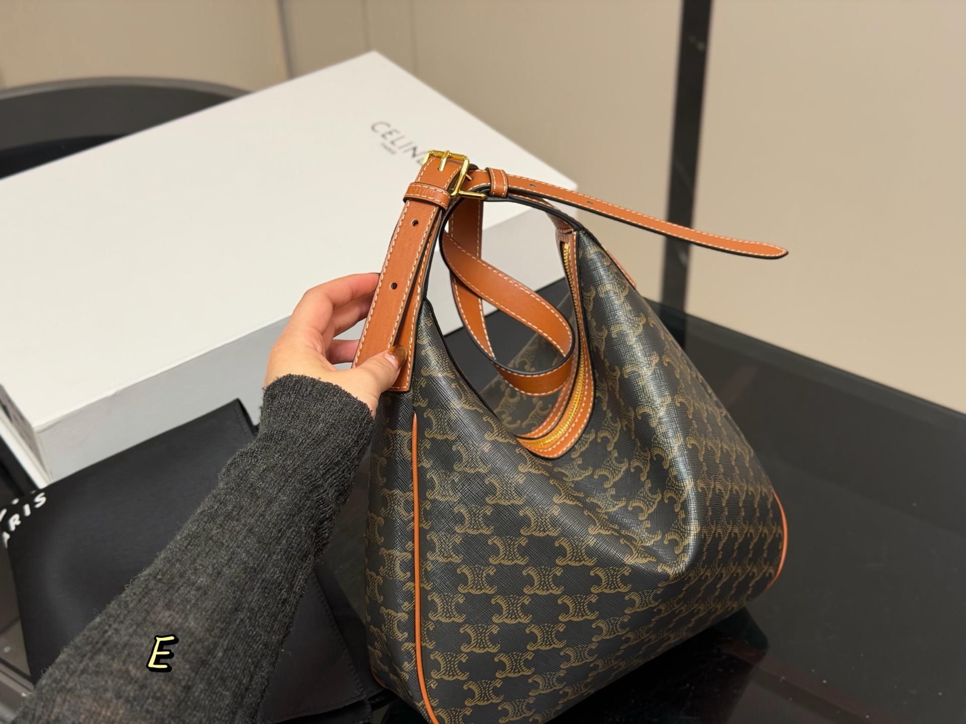 &yen;185 配折叠盒 size：29.27cm celine 赛琳新品发布hobo腋下托特 延续凯旋门 复古斜挎 ， 耐看经典一点都不老