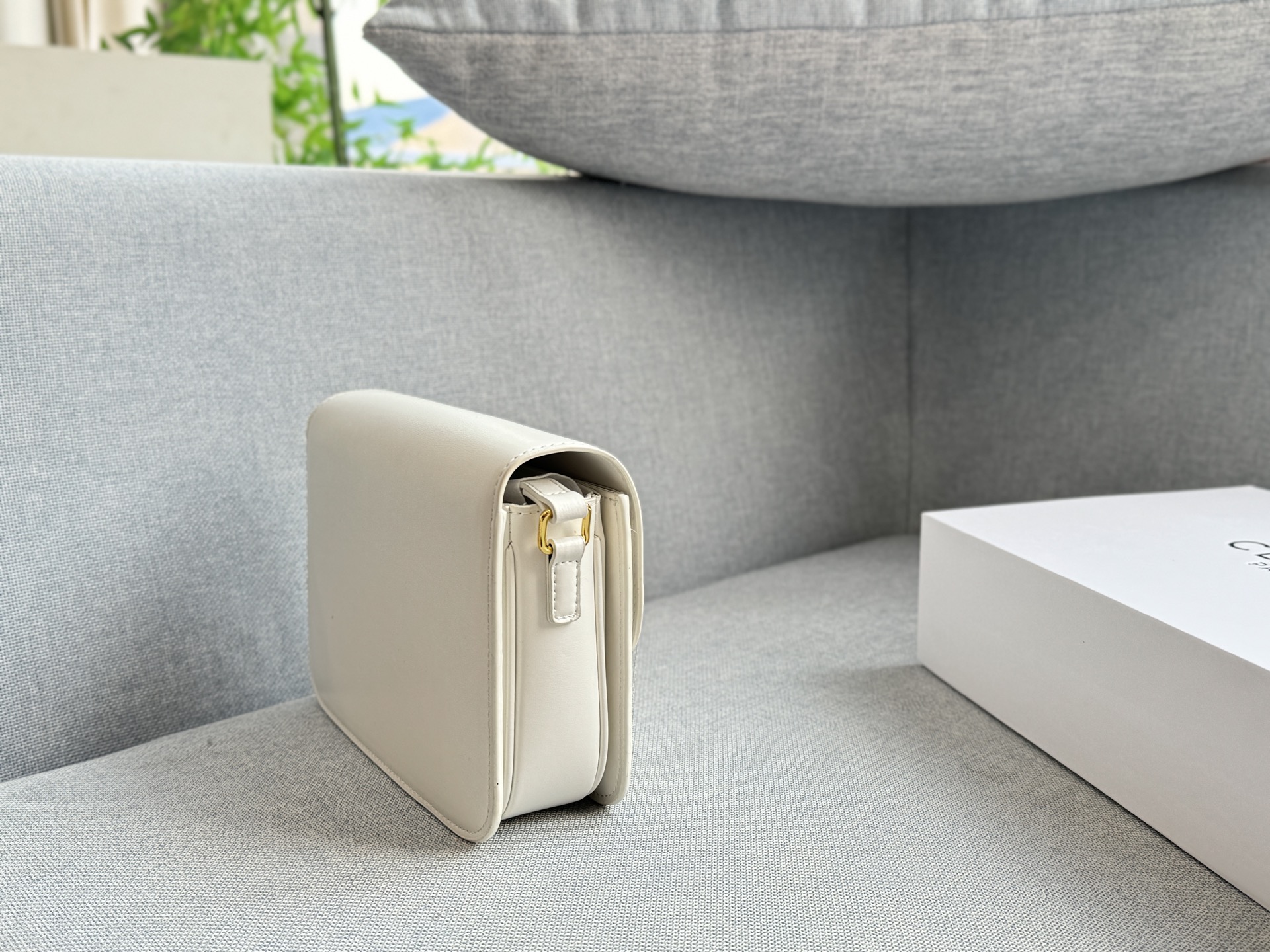 大💰155 折叠盒 小💰150 折叠盒 size：22&times;16/18.5&times;14.5 CELINE赛琳 Triomphe 豆腐包 单肩包斜挎包 毫不费力的高级感✨Celine凯旋门轻松拿捏 🖤Celine 凯旋门黑金腋下包 轻便，容量刚好，通勤、休闲、甜酷风都很适合 包包全身都是Box皮的质感 夏天搭配露肤上衣 有种精致都市丽人的感觉 低调有质感 百搭且不会过时